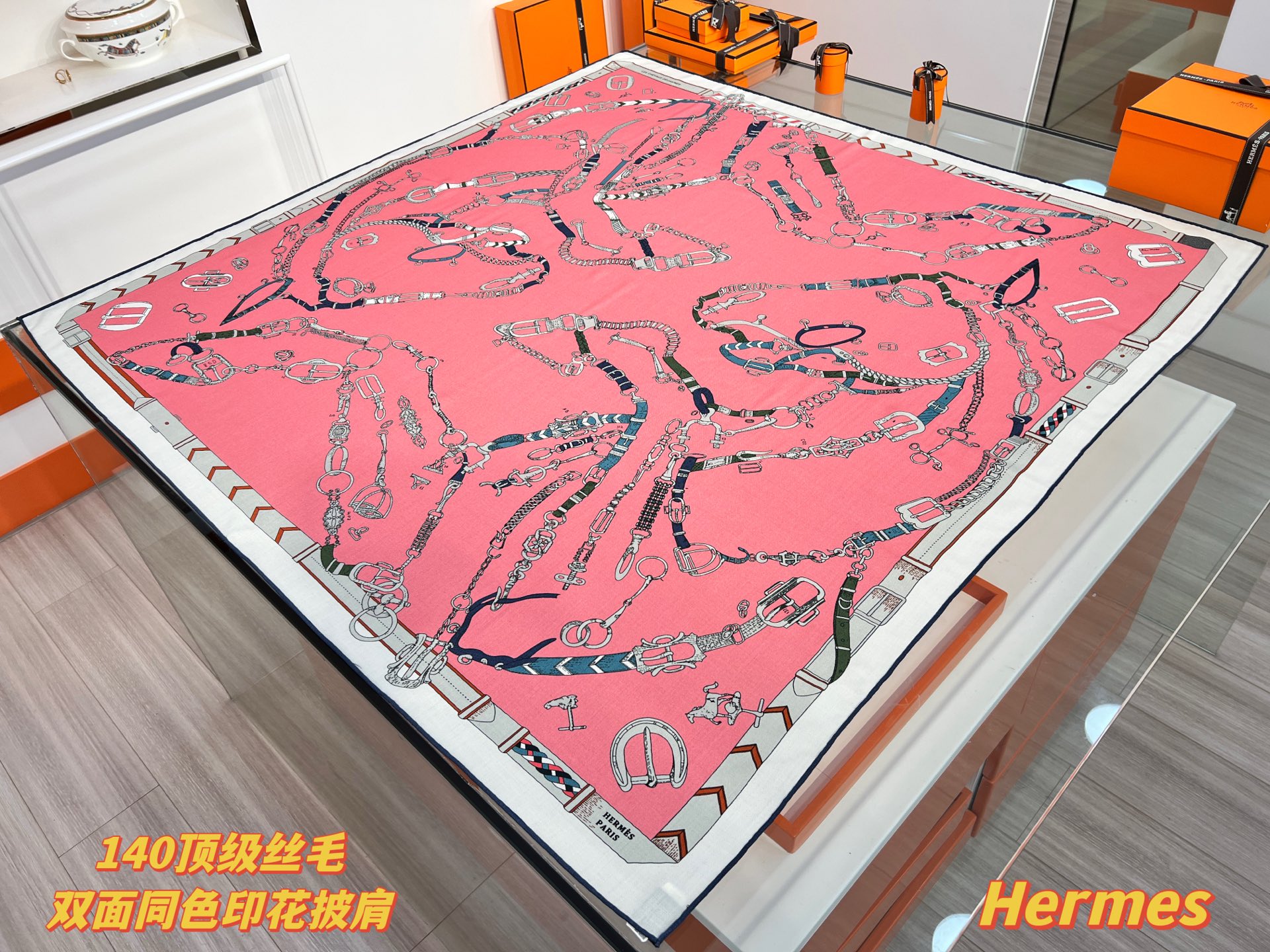 “跃动的马儿”140双面丝毛方巾～Hermes 手工卷边丝毛方巾（30%桑蚕丝70%羊毛）这款爱马仕的经