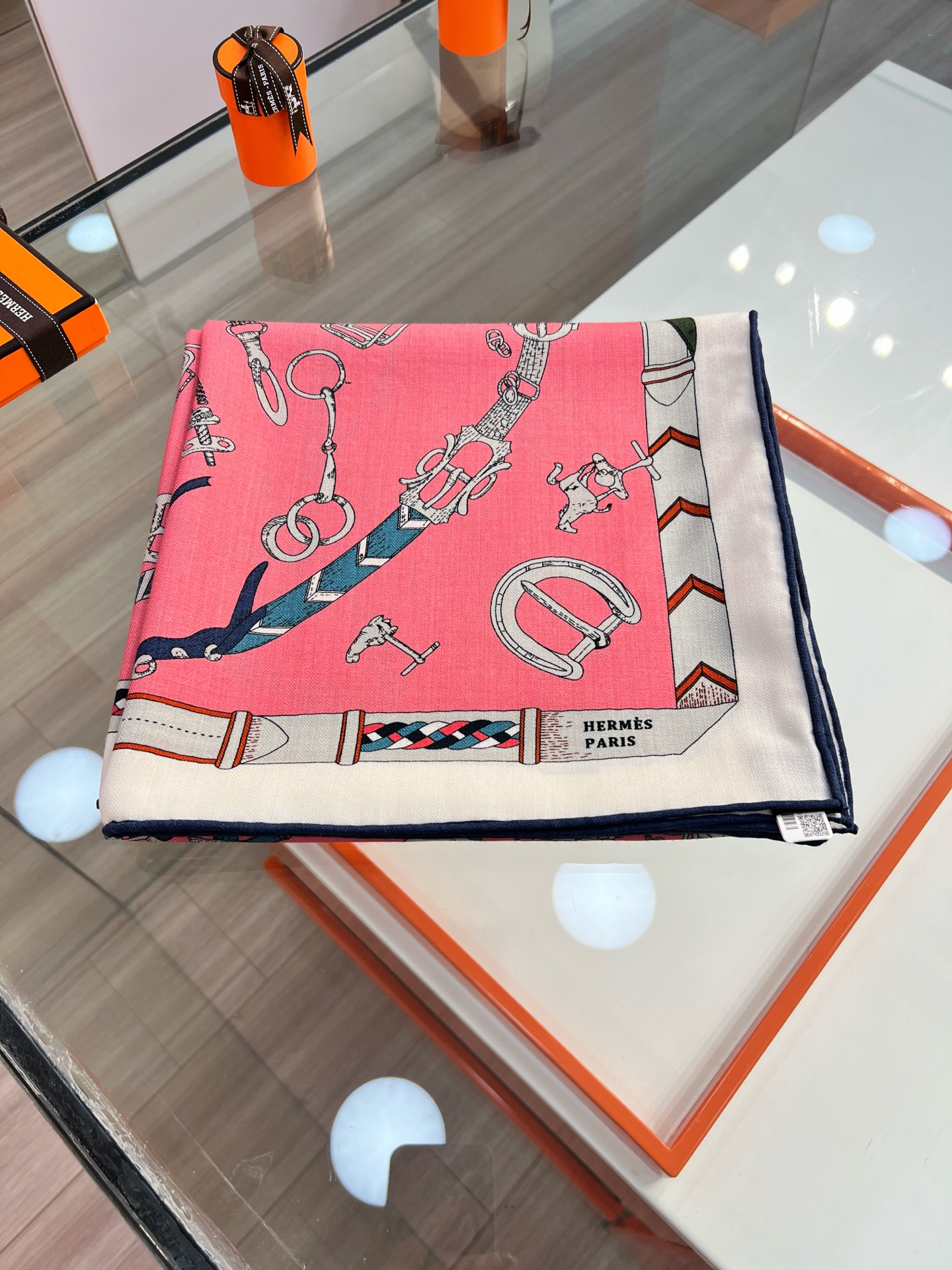 “跃动的马儿”140双面丝毛方巾～Hermes 手工卷边丝毛方巾（30%桑蚕丝70%羊毛）这款爱马仕的经