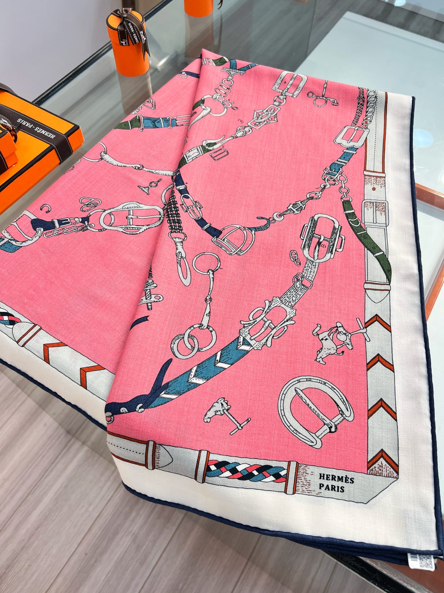 “跃动的马儿”140双面丝毛方巾～Hermes 手工卷边丝毛方巾（30%桑蚕丝70%羊毛）这款爱马仕的经