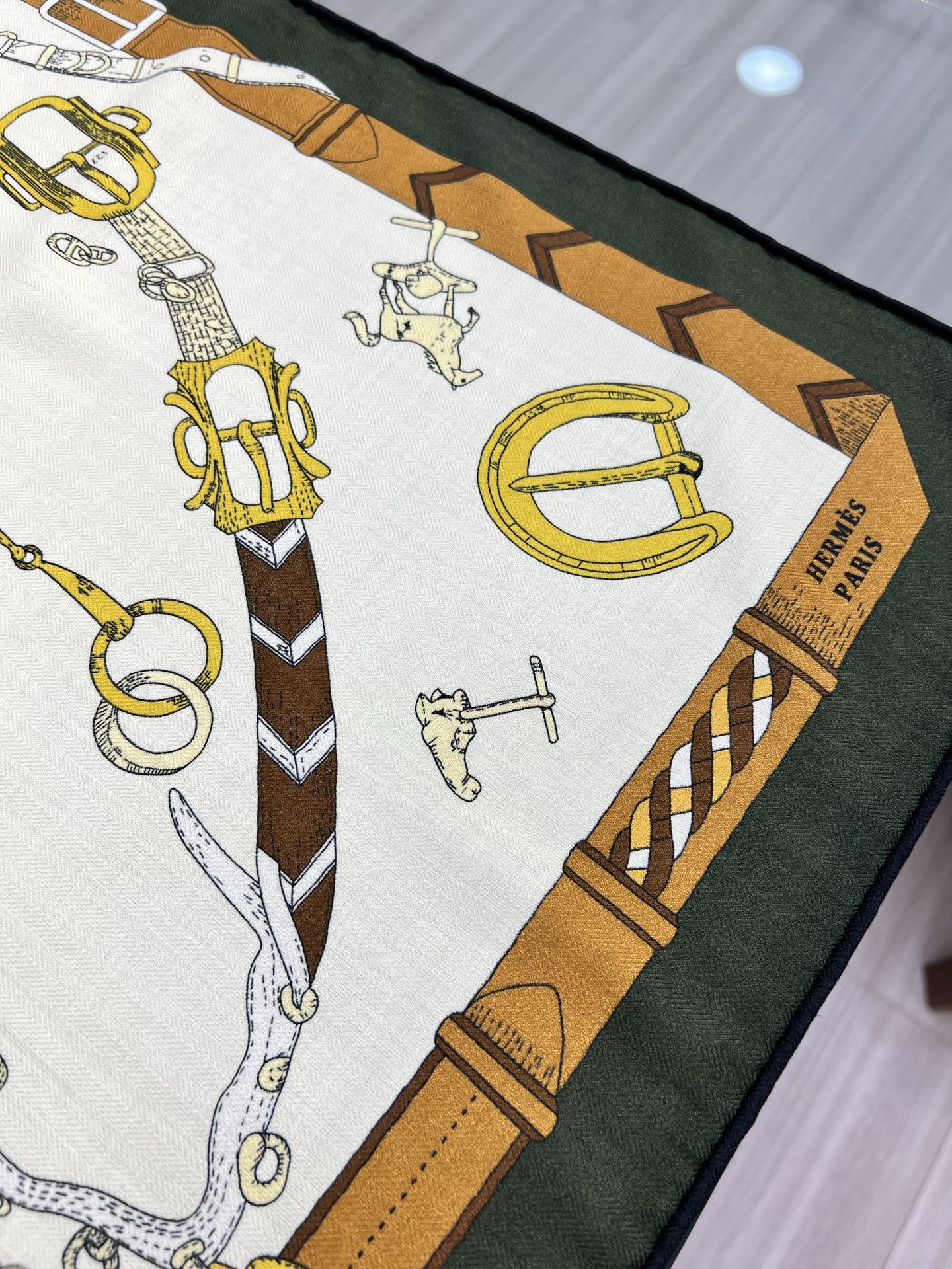 “跃动的马儿”140双面丝毛方巾～Hermes 手工卷边丝毛方巾（30%桑蚕丝70%羊毛）这款爱马仕的经