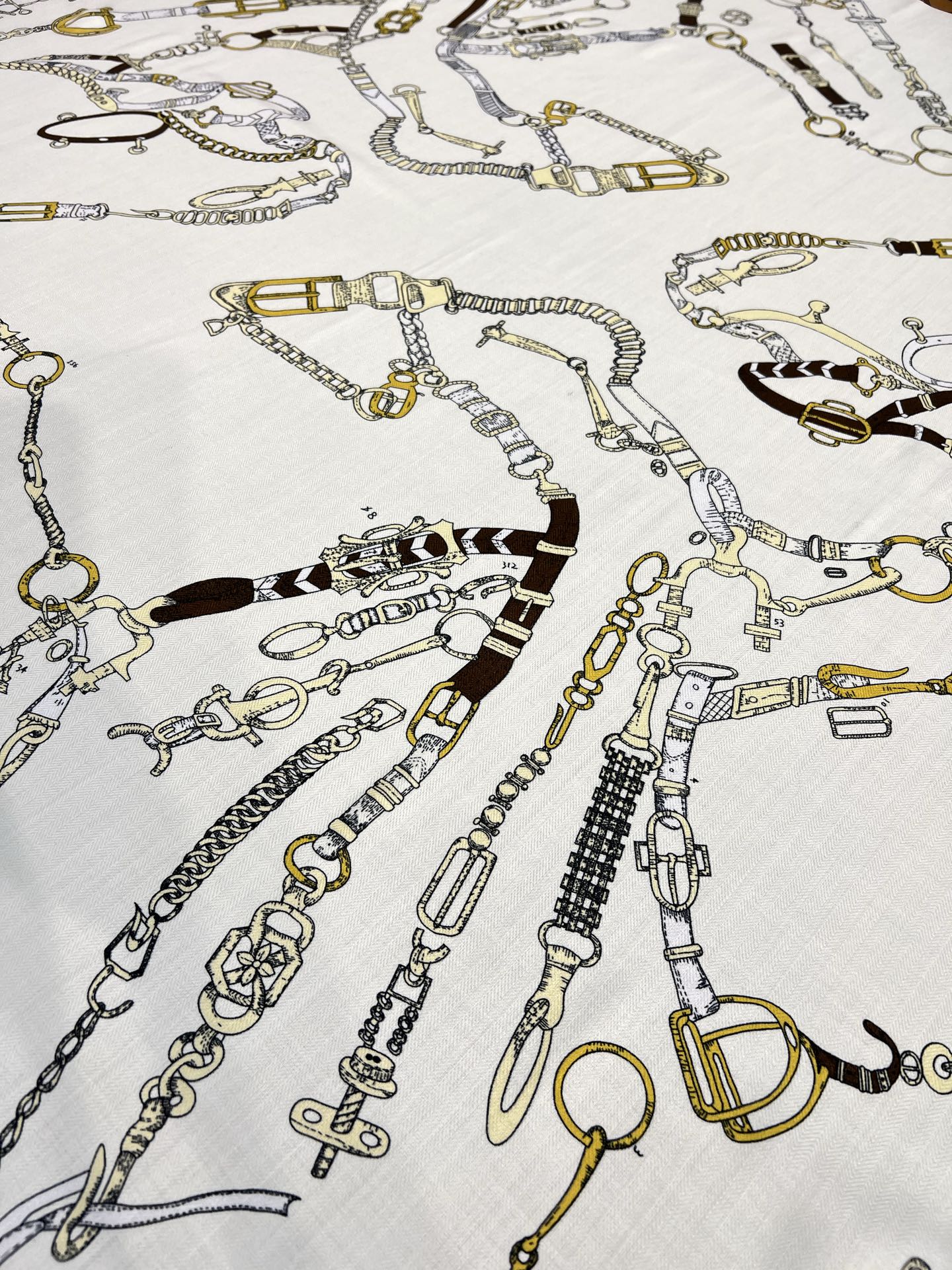 “跃动的马儿”140双面丝毛方巾～Hermes 手工卷边丝毛方巾（30%桑蚕丝70%羊毛）这款爱马仕的经