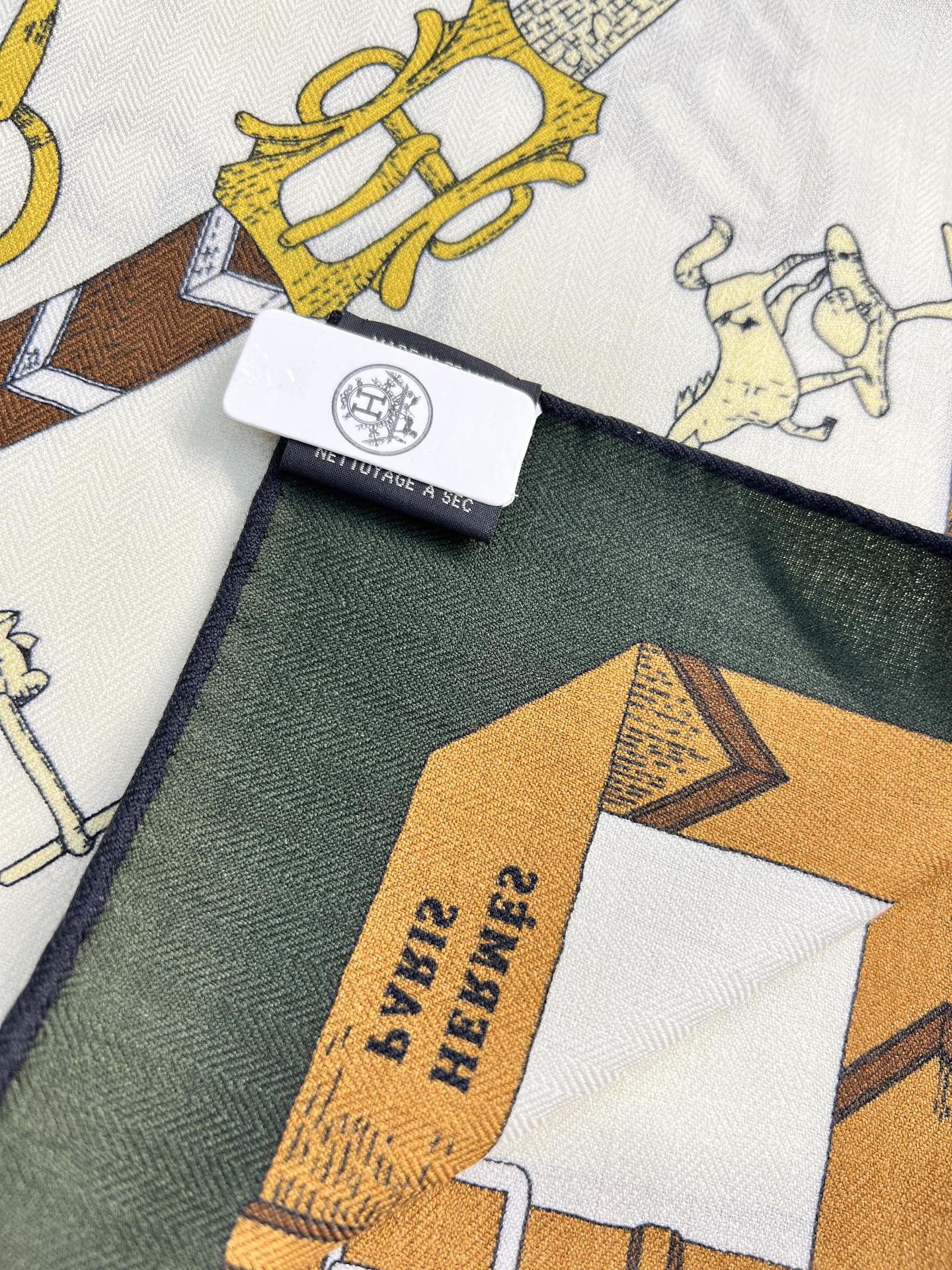 “跃动的马儿”140双面丝毛方巾～Hermes 手工卷边丝毛方巾（30%桑蚕丝70%羊毛）这款爱马仕的经