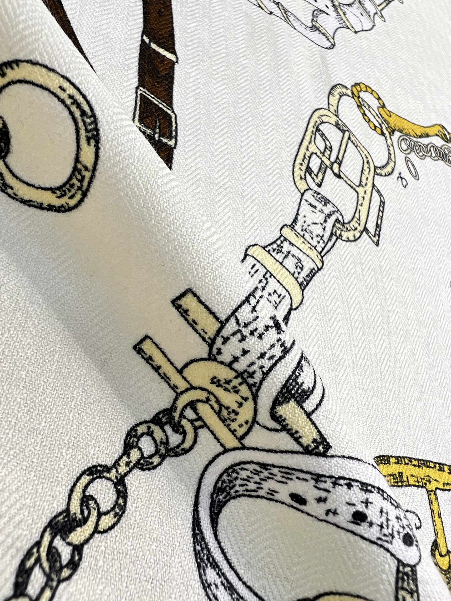 “跃动的马儿”140双面丝毛方巾～Hermes 手工卷边丝毛方巾（30%桑蚕丝70%羊毛）这款爱马仕的经