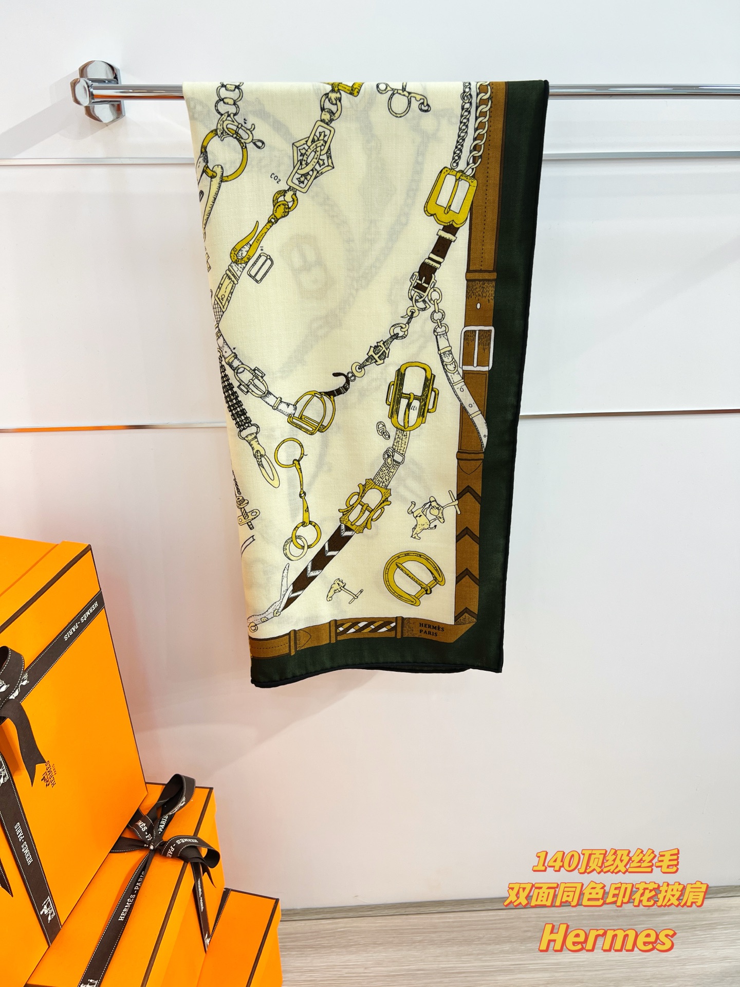 “跃动的马儿”140双面丝毛方巾～Hermes 手工卷边丝毛方巾（30%桑蚕丝70%羊毛）这款爱马仕的经