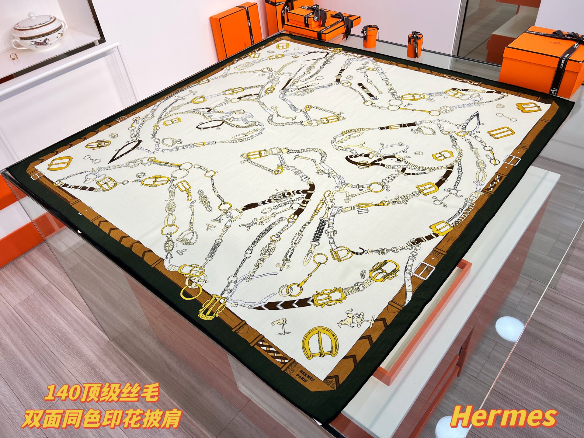 “跃动的马儿”140双面丝毛方巾～Hermes 手工卷边丝毛方巾（30%桑蚕丝70%羊毛）这款爱马仕的经