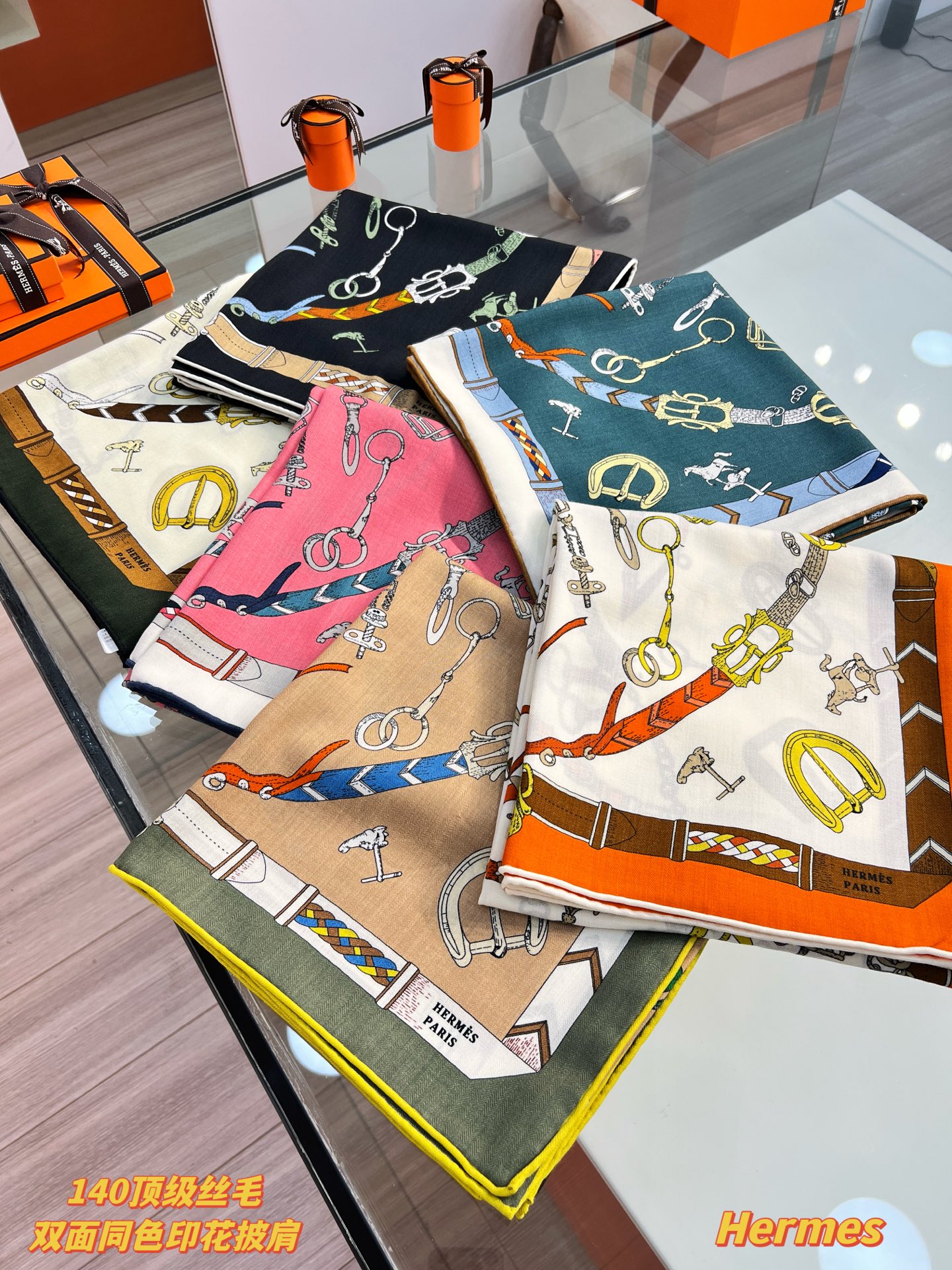 “跃动的马儿”140双面丝毛方巾～Hermes 手工卷边丝毛方巾（30%桑蚕丝70%羊毛）这款爱马仕的经