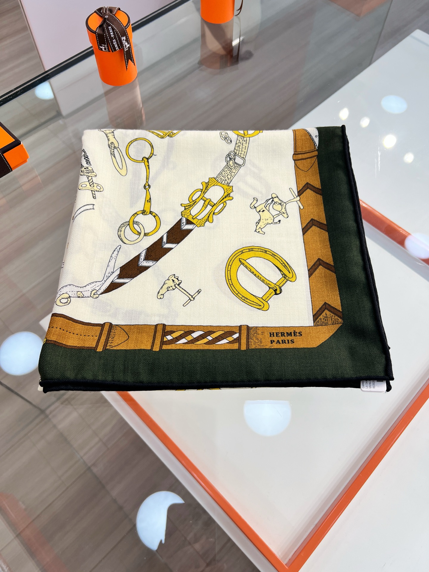 “跃动的马儿”140双面丝毛方巾～Hermes 手工卷边丝毛方巾（30%桑蚕丝70%羊毛）这款爱马仕的经