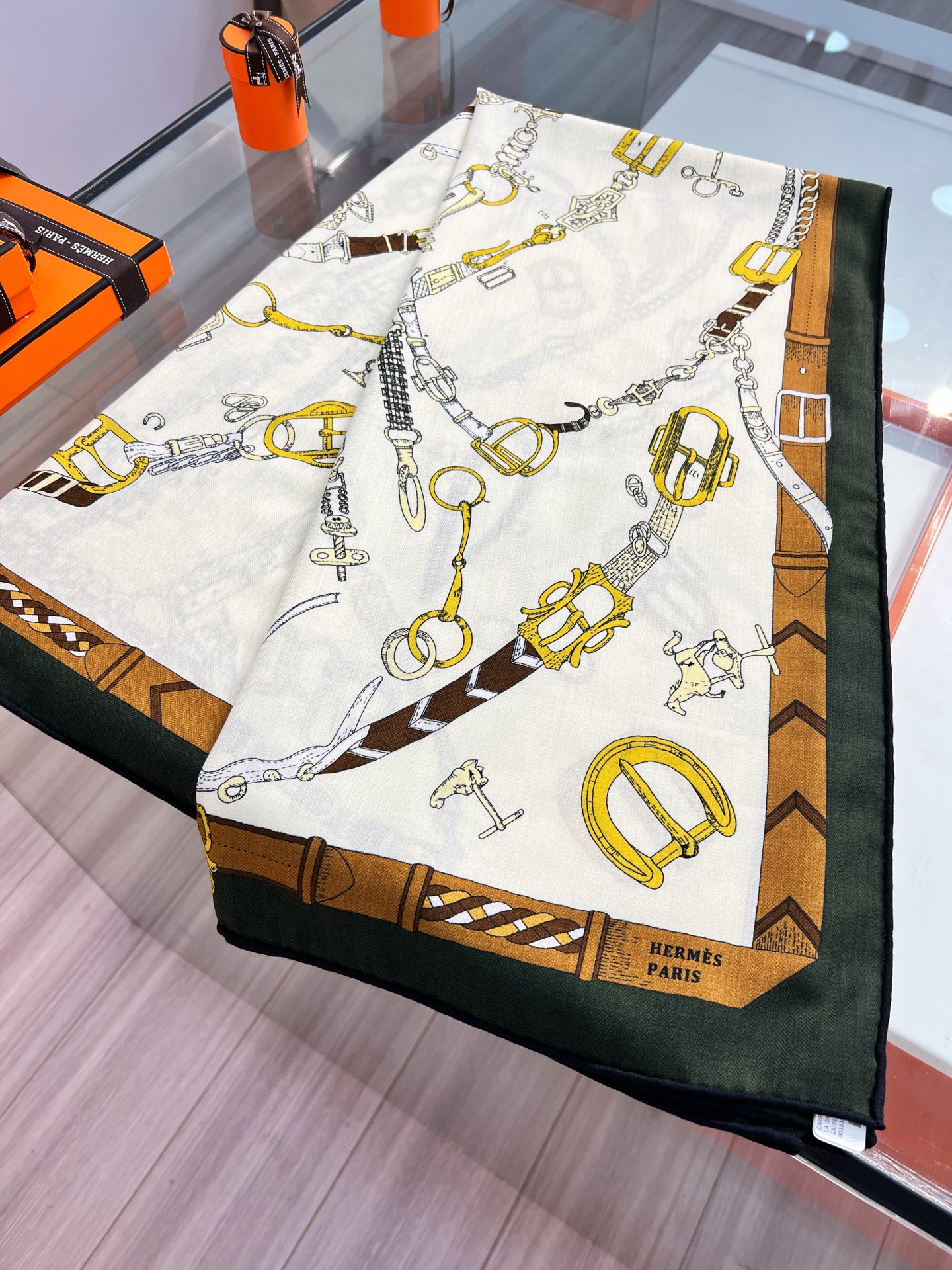 “跃动的马儿”140双面丝毛方巾～Hermes 手工卷边丝毛方巾（30%桑蚕丝70%羊毛）这款爱马仕的经