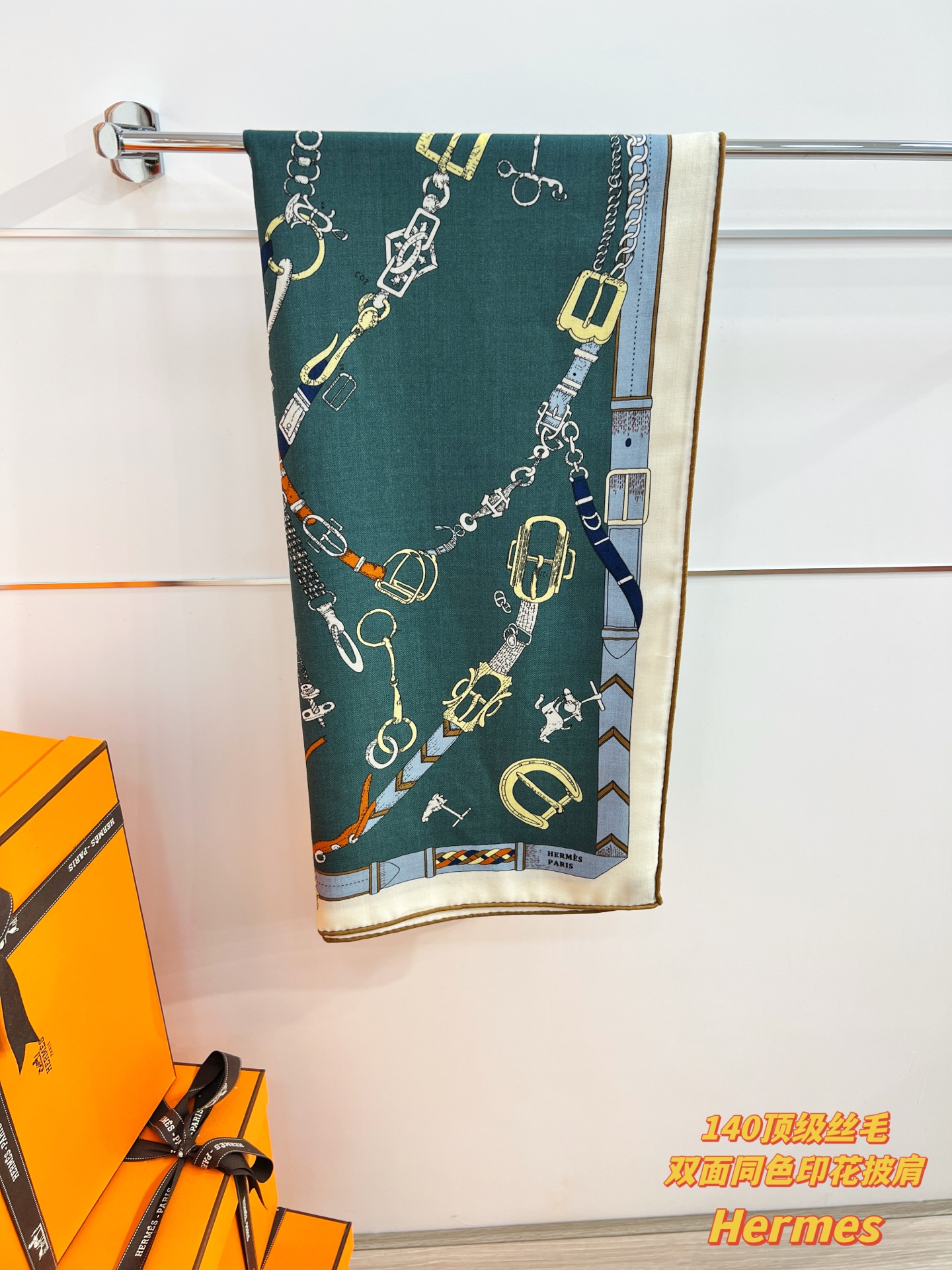 “跃动的马儿”140双面丝毛方巾～Hermes 手工卷边丝毛方巾（30%桑蚕丝70%羊毛）这款爱马仕的经