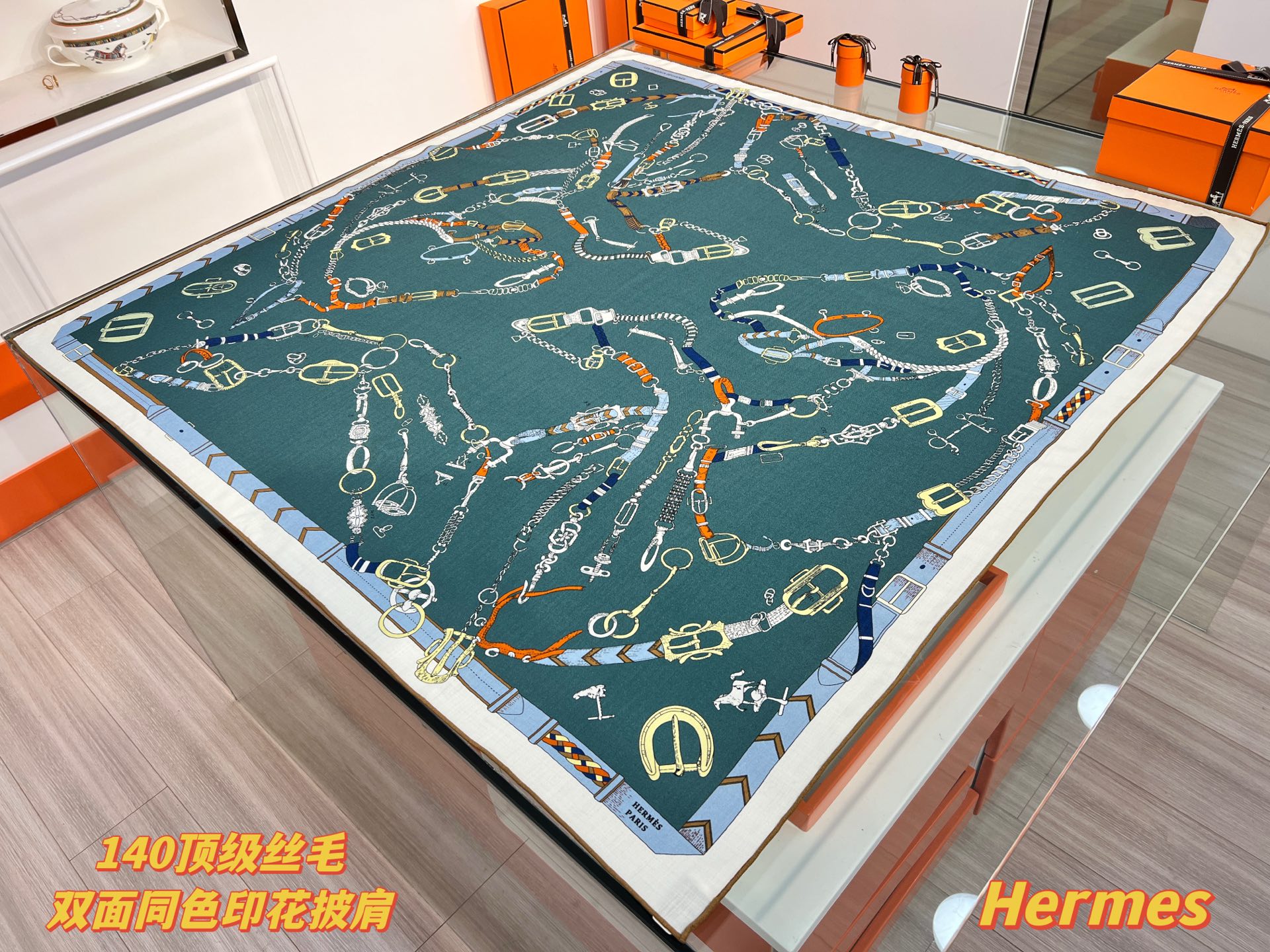 “跃动的马儿”140双面丝毛方巾～Hermes 手工卷边丝毛方巾（30%桑蚕丝70%羊毛）这款爱马仕的经