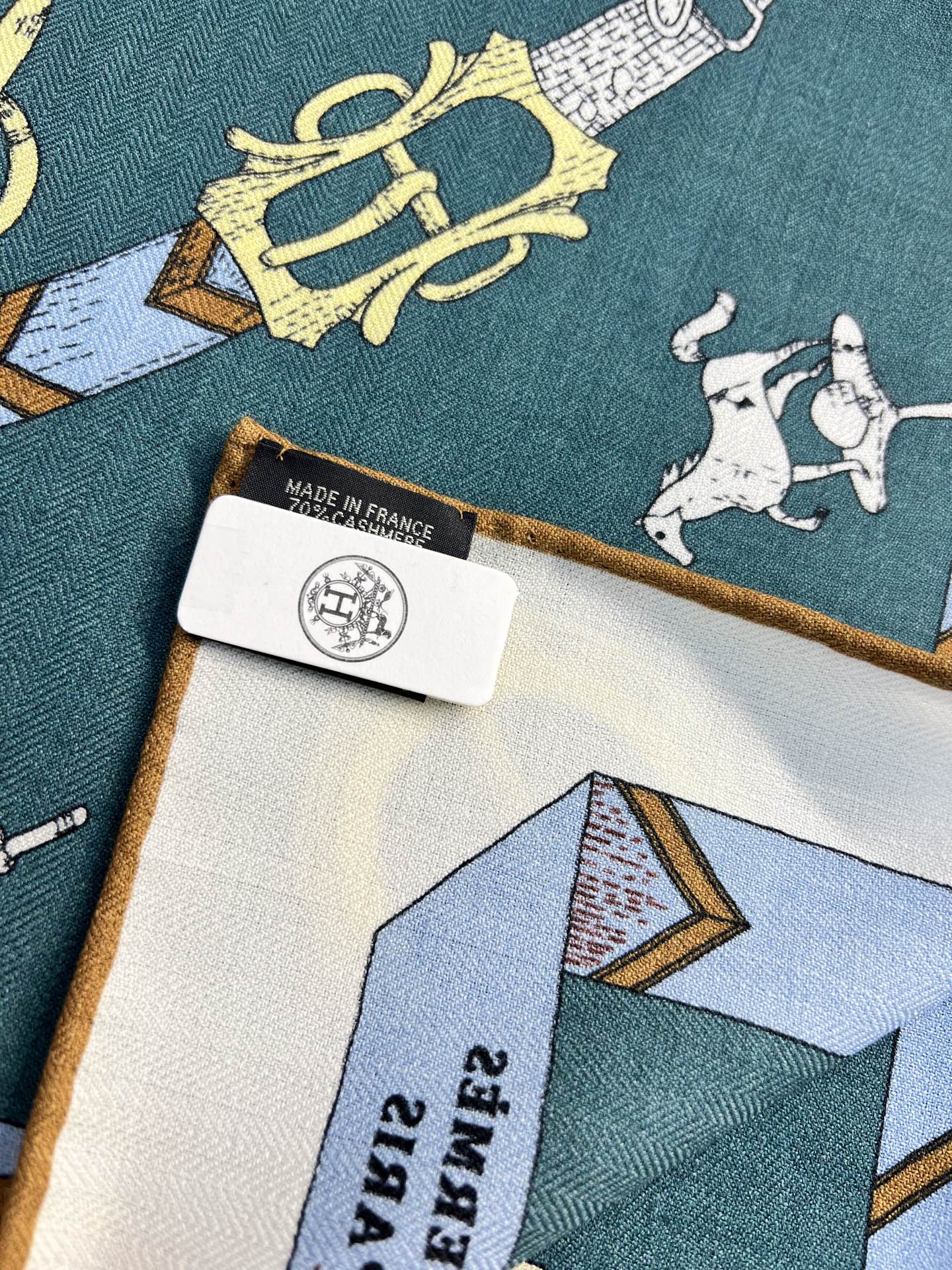 “跃动的马儿”140双面丝毛方巾～Hermes 手工卷边丝毛方巾（30%桑蚕丝70%羊毛）这款爱马仕的经