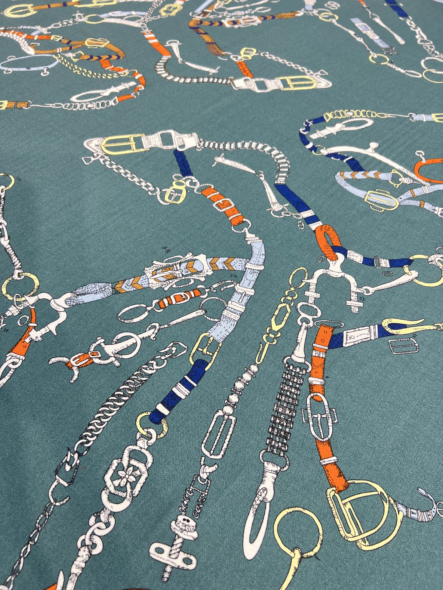 “跃动的马儿”140双面丝毛方巾～Hermes 手工卷边丝毛方巾（30%桑蚕丝70%羊毛）这款爱马仕的经