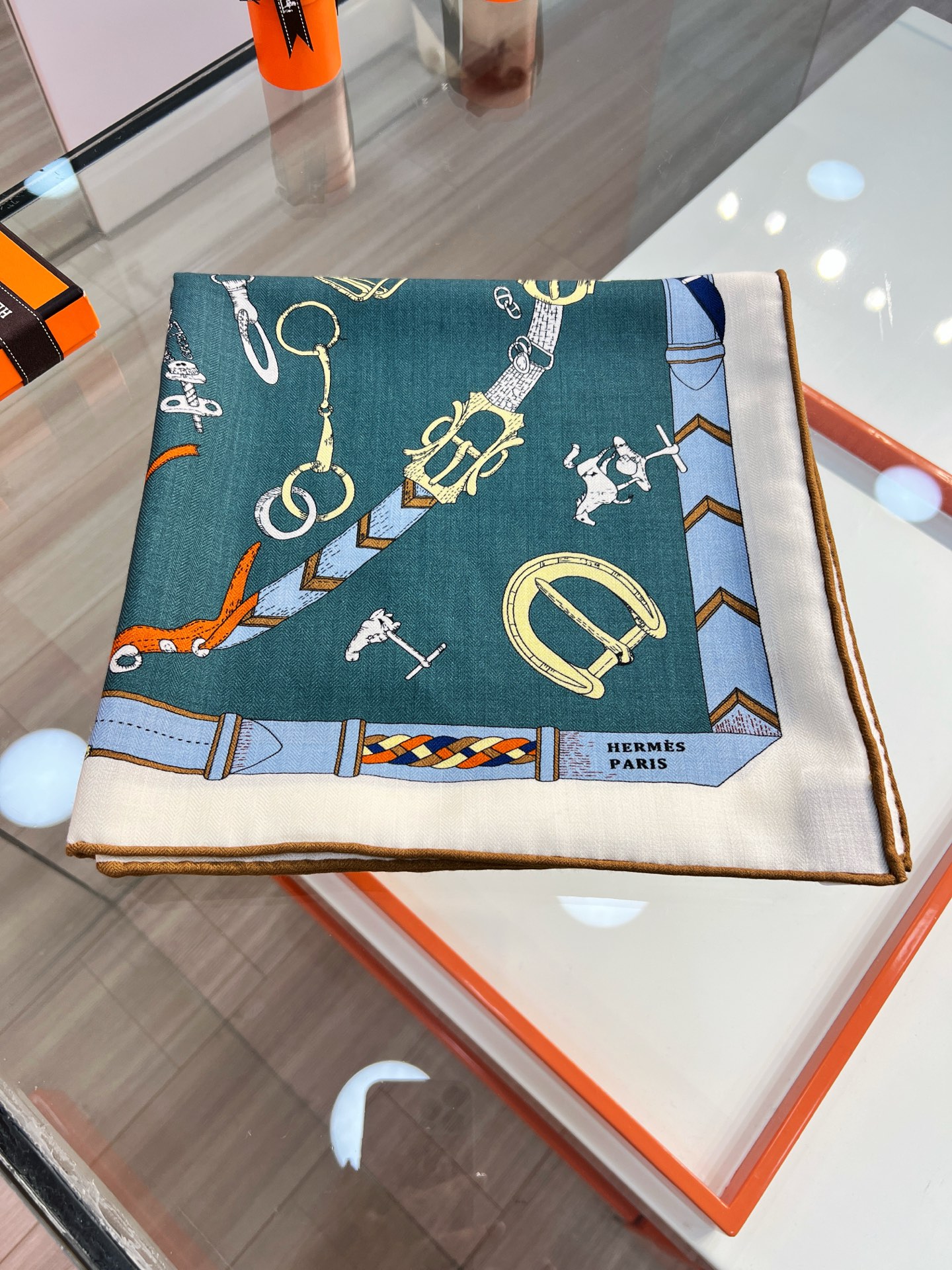 “跃动的马儿”140双面丝毛方巾～Hermes 手工卷边丝毛方巾（30%桑蚕丝70%羊毛）这款爱马仕的经