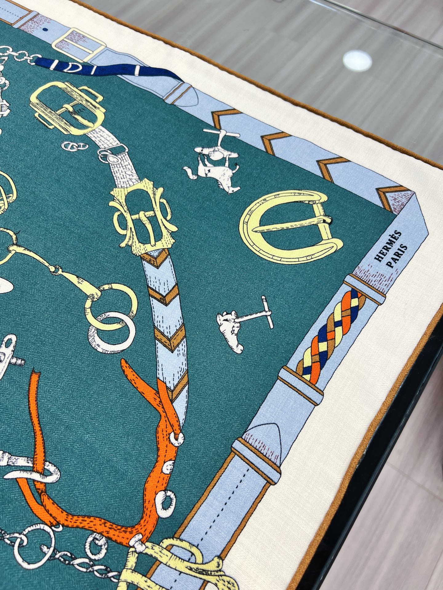 “跃动的马儿”140双面丝毛方巾～Hermes 手工卷边丝毛方巾（30%桑蚕丝70%羊毛）这款爱马仕的经