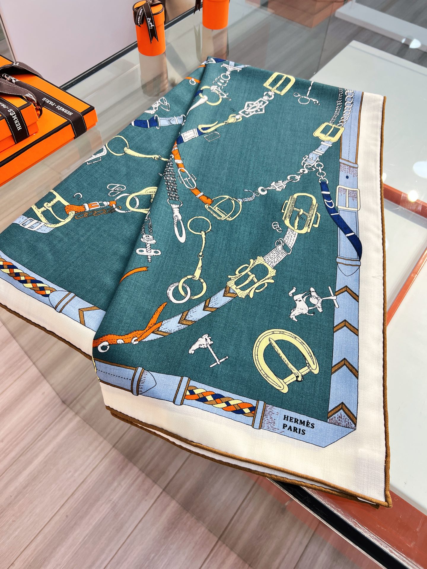 “跃动的马儿”140双面丝毛方巾～Hermes 手工卷边丝毛方巾（30%桑蚕丝70%羊毛）这款爱马仕的经