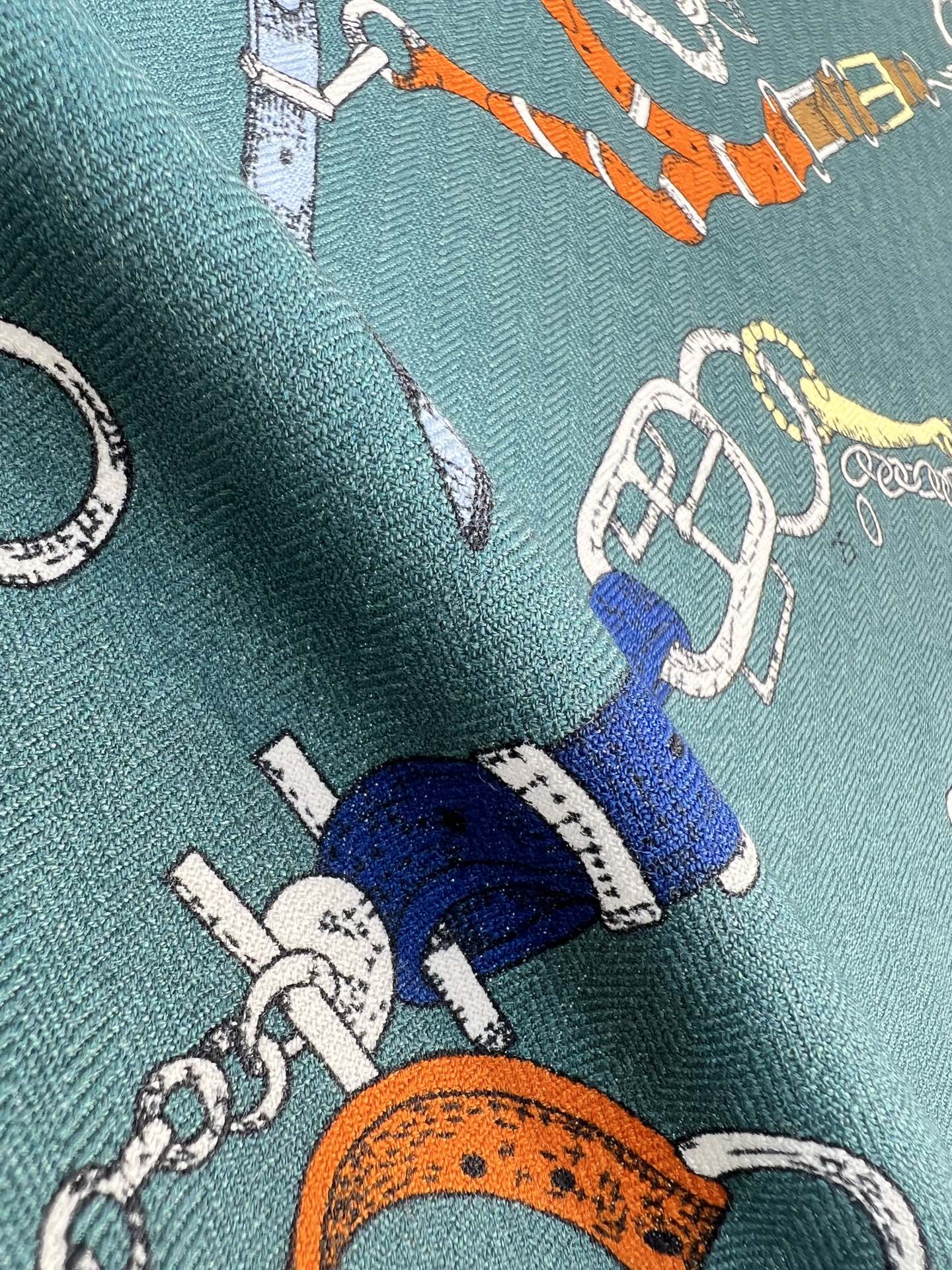 “跃动的马儿”140双面丝毛方巾～Hermes 手工卷边丝毛方巾（30%桑蚕丝70%羊毛）这款爱马仕的经