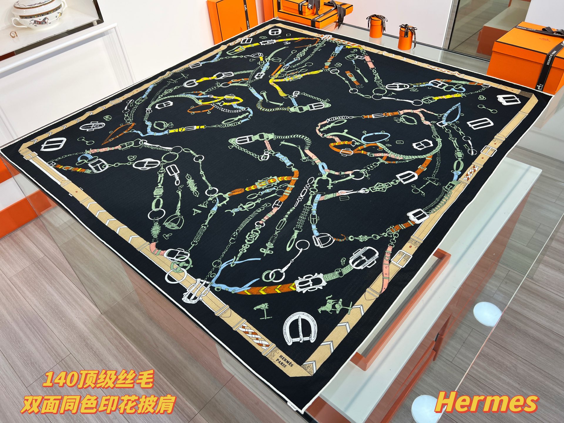 “跃动的马儿”140双面丝毛方巾～Hermes 手工卷边丝毛方巾（30%桑蚕丝70%羊毛）这款爱马仕的经