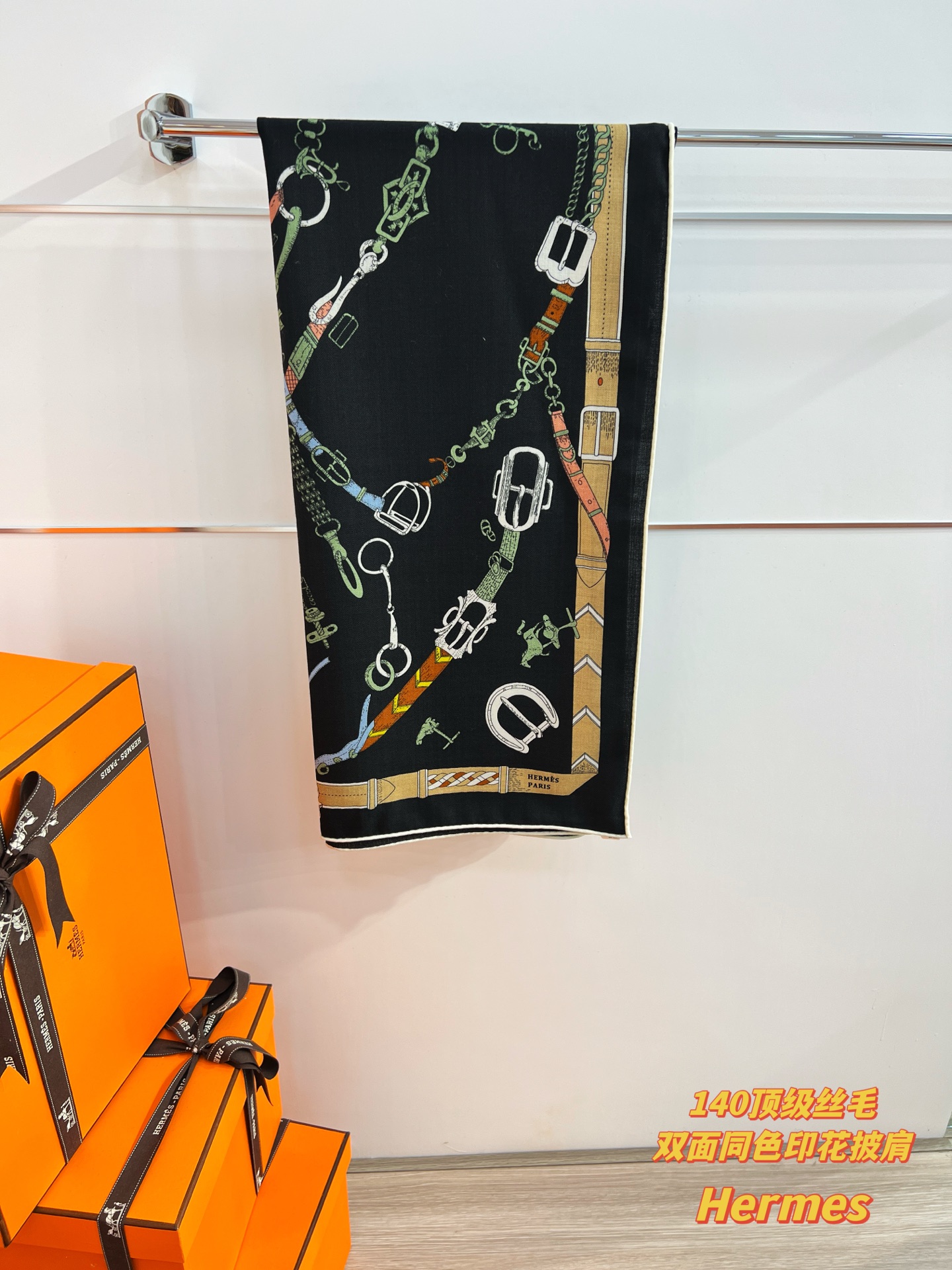 “跃动的马儿”140双面丝毛方巾～Hermes 手工卷边丝毛方巾（30%桑蚕丝70%羊毛）这款爱马仕的经