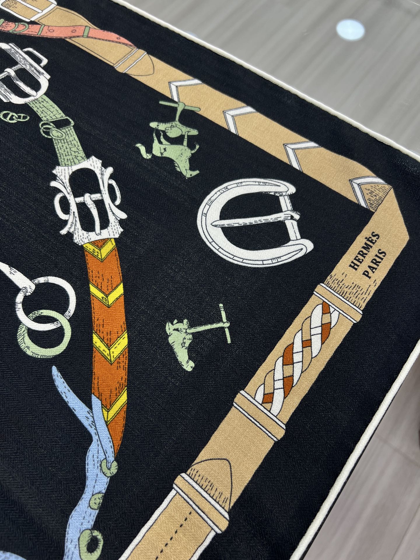 “跃动的马儿”140双面丝毛方巾～Hermes 手工卷边丝毛方巾（30%桑蚕丝70%羊毛）这款爱马仕的经