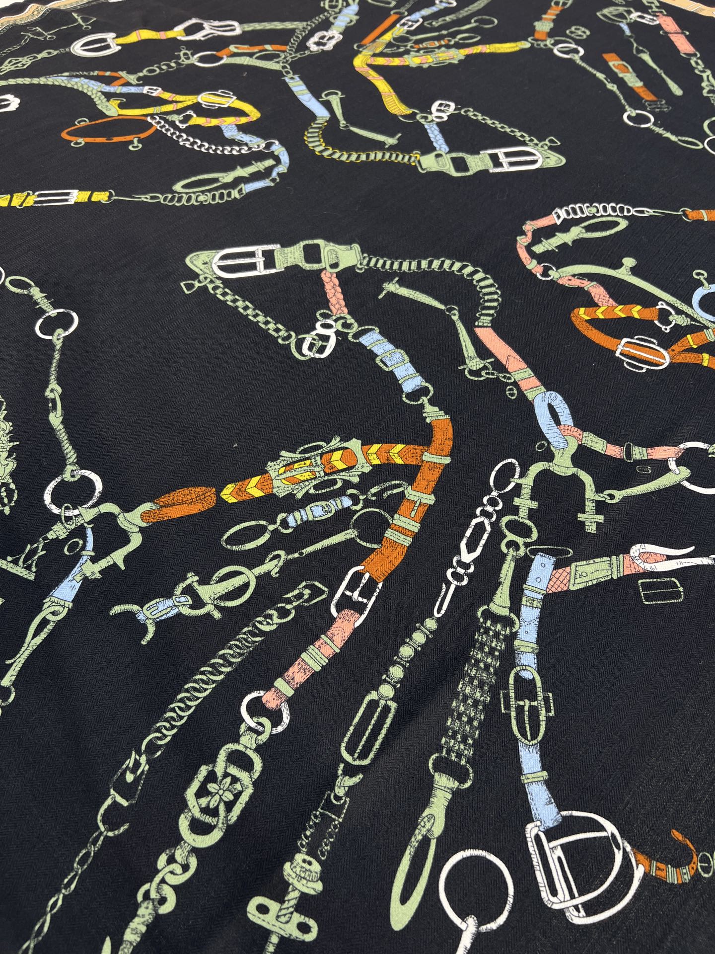 “跃动的马儿”140双面丝毛方巾～Hermes 手工卷边丝毛方巾（30%桑蚕丝70%羊毛）这款爱马仕的经