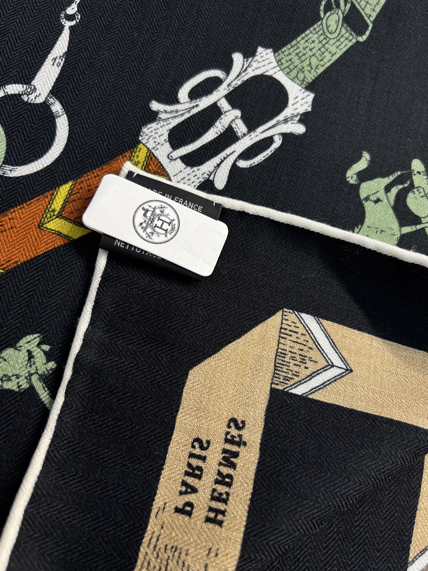 “跃动的马儿”140双面丝毛方巾～Hermes 手工卷边丝毛方巾（30%桑蚕丝70%羊毛）这款爱马仕的经