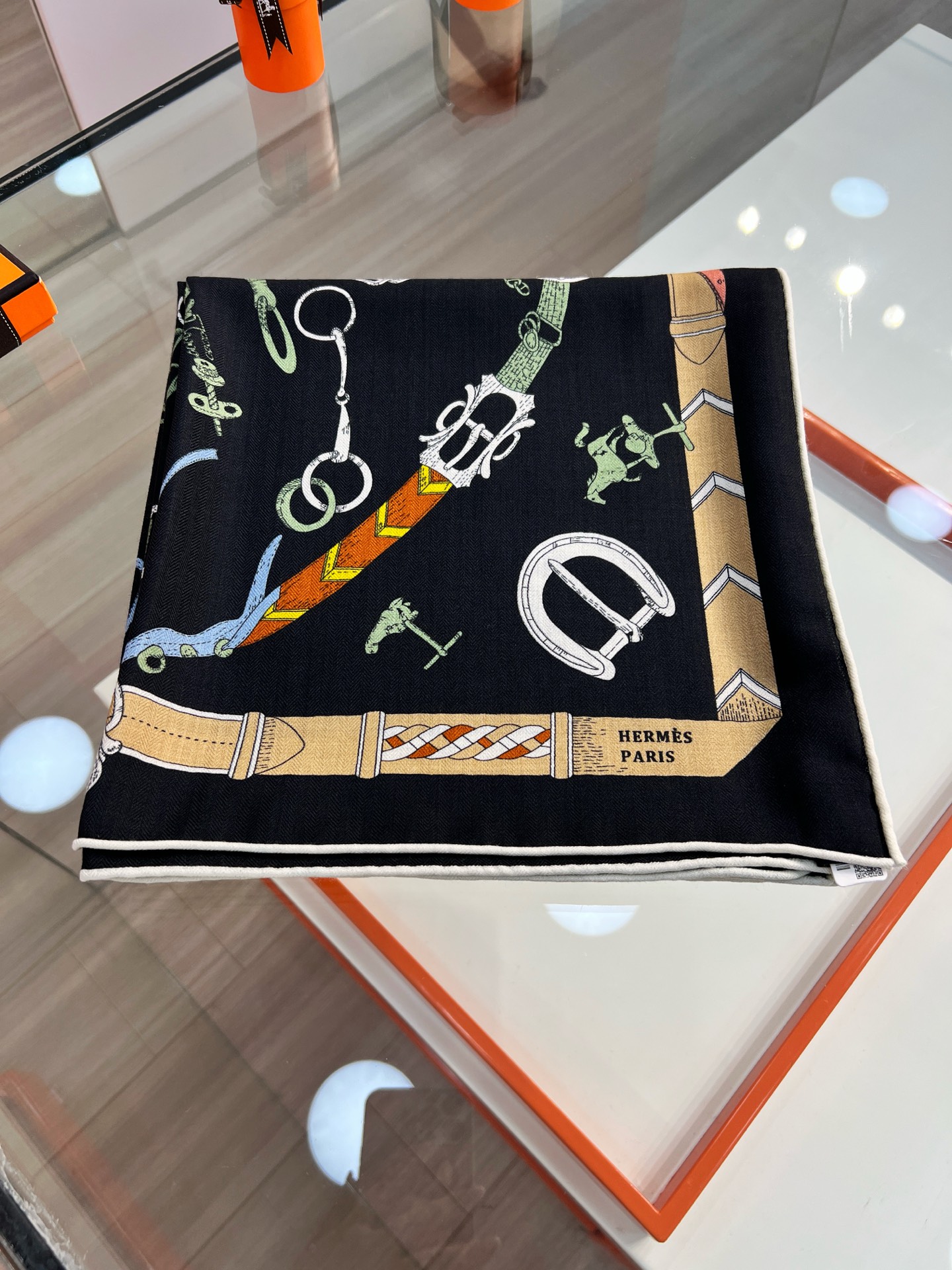 “跃动的马儿”140双面丝毛方巾～Hermes 手工卷边丝毛方巾（30%桑蚕丝70%羊毛）这款爱马仕的经