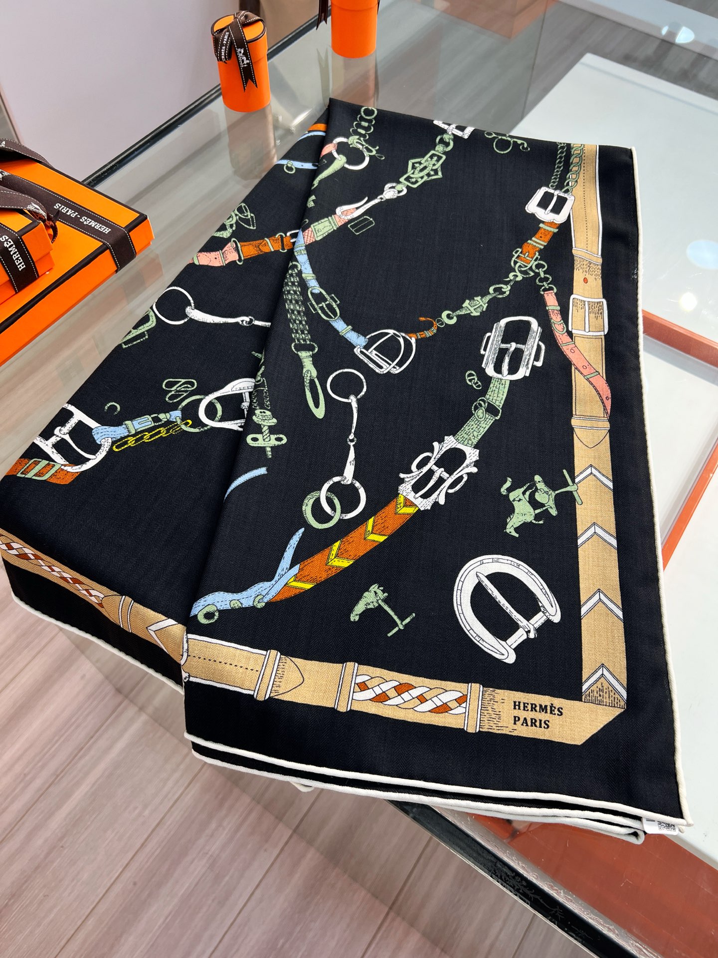 “跃动的马儿”140双面丝毛方巾～Hermes 手工卷边丝毛方巾（30%桑蚕丝70%羊毛）这款爱马仕的经