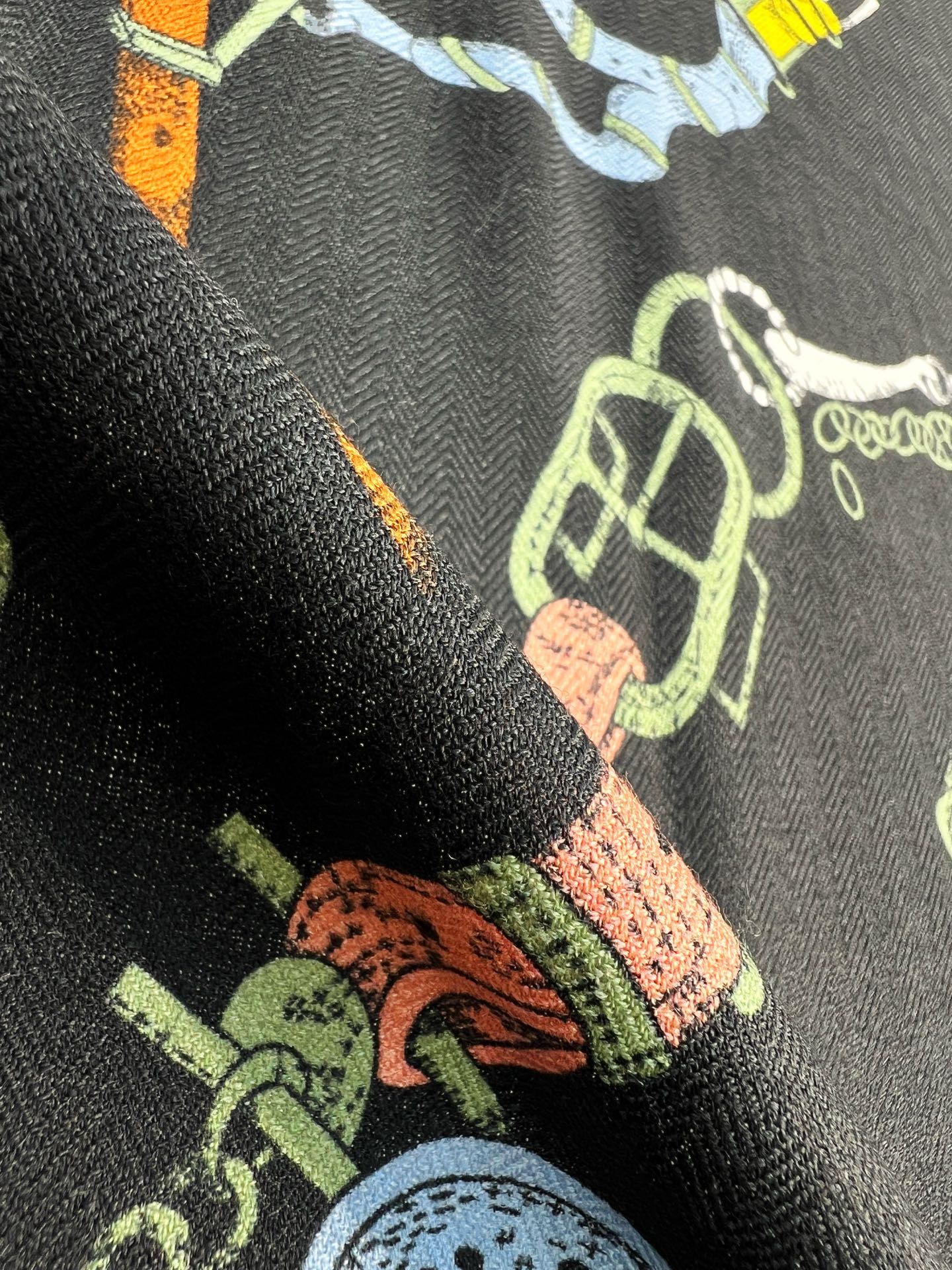 “跃动的马儿”140双面丝毛方巾～Hermes 手工卷边丝毛方巾（30%桑蚕丝70%羊毛）这款爱马仕的经