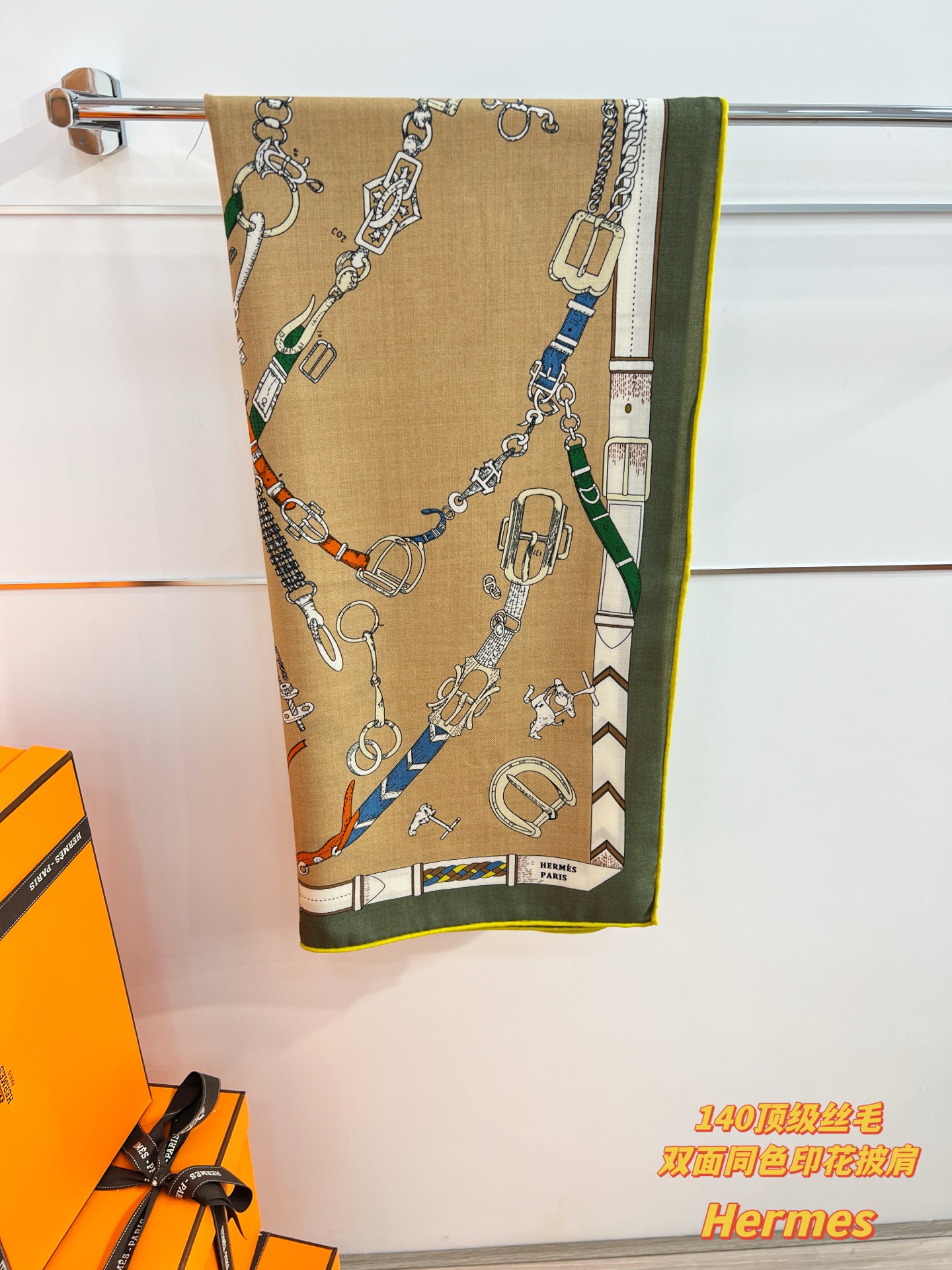 “跃动的马儿”140双面丝毛方巾～Hermes 手工卷边丝毛方巾（30%桑蚕丝70%羊毛）这款爱马仕的经