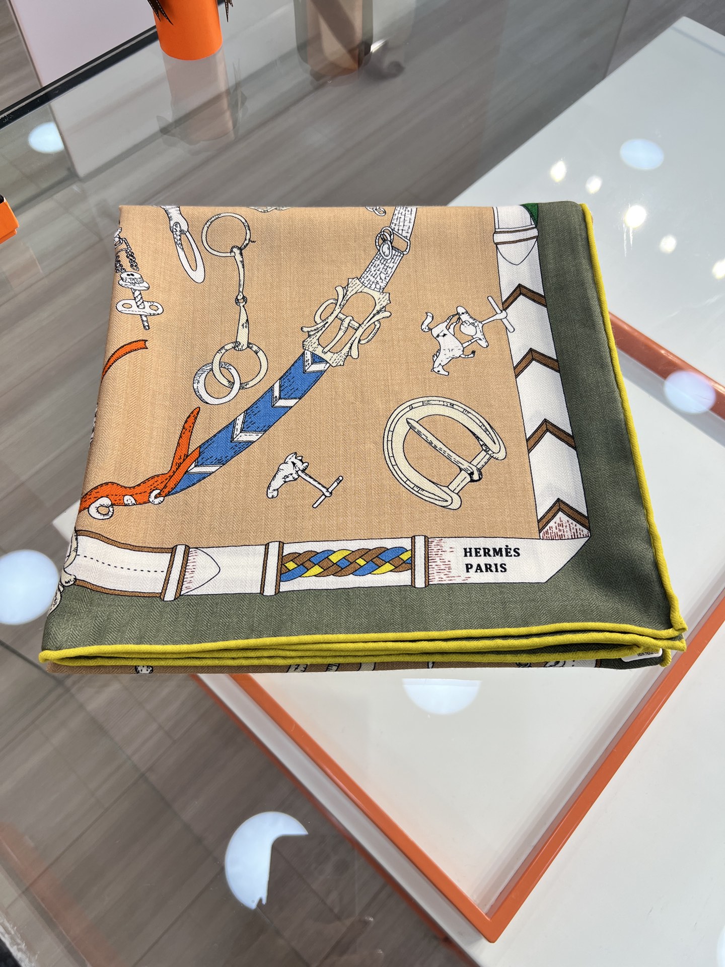 “跃动的马儿”140双面丝毛方巾～Hermes 手工卷边丝毛方巾（30%桑蚕丝70%羊毛）这款爱马仕的经