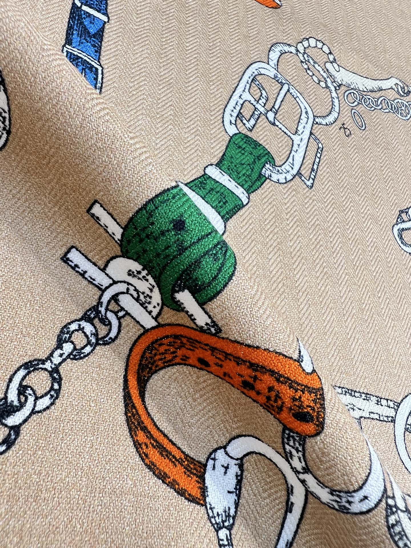 “跃动的马儿”140双面丝毛方巾～Hermes 手工卷边丝毛方巾（30%桑蚕丝70%羊毛）这款爱马仕的经