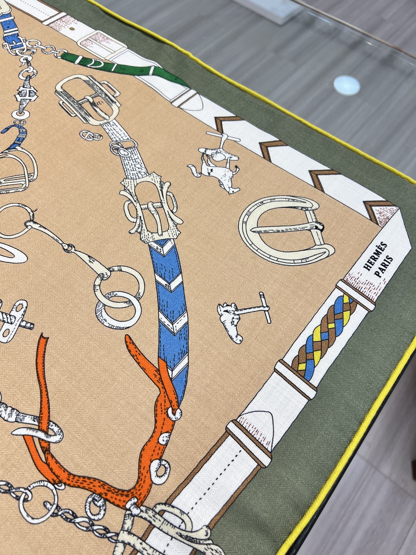 “跃动的马儿”140双面丝毛方巾～Hermes 手工卷边丝毛方巾（30%桑蚕丝70%羊毛）这款爱马仕的经