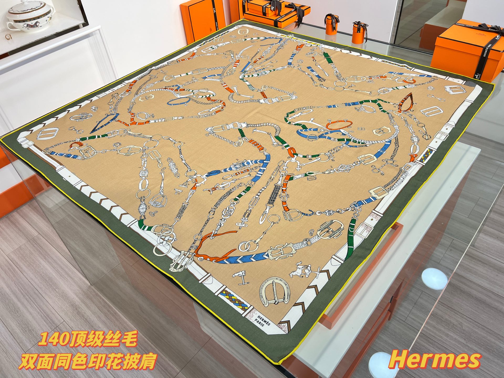 “跃动的马儿”140双面丝毛方巾～Hermes 手工卷边丝毛方巾（30%桑蚕丝70%羊毛）这款爱马仕的经