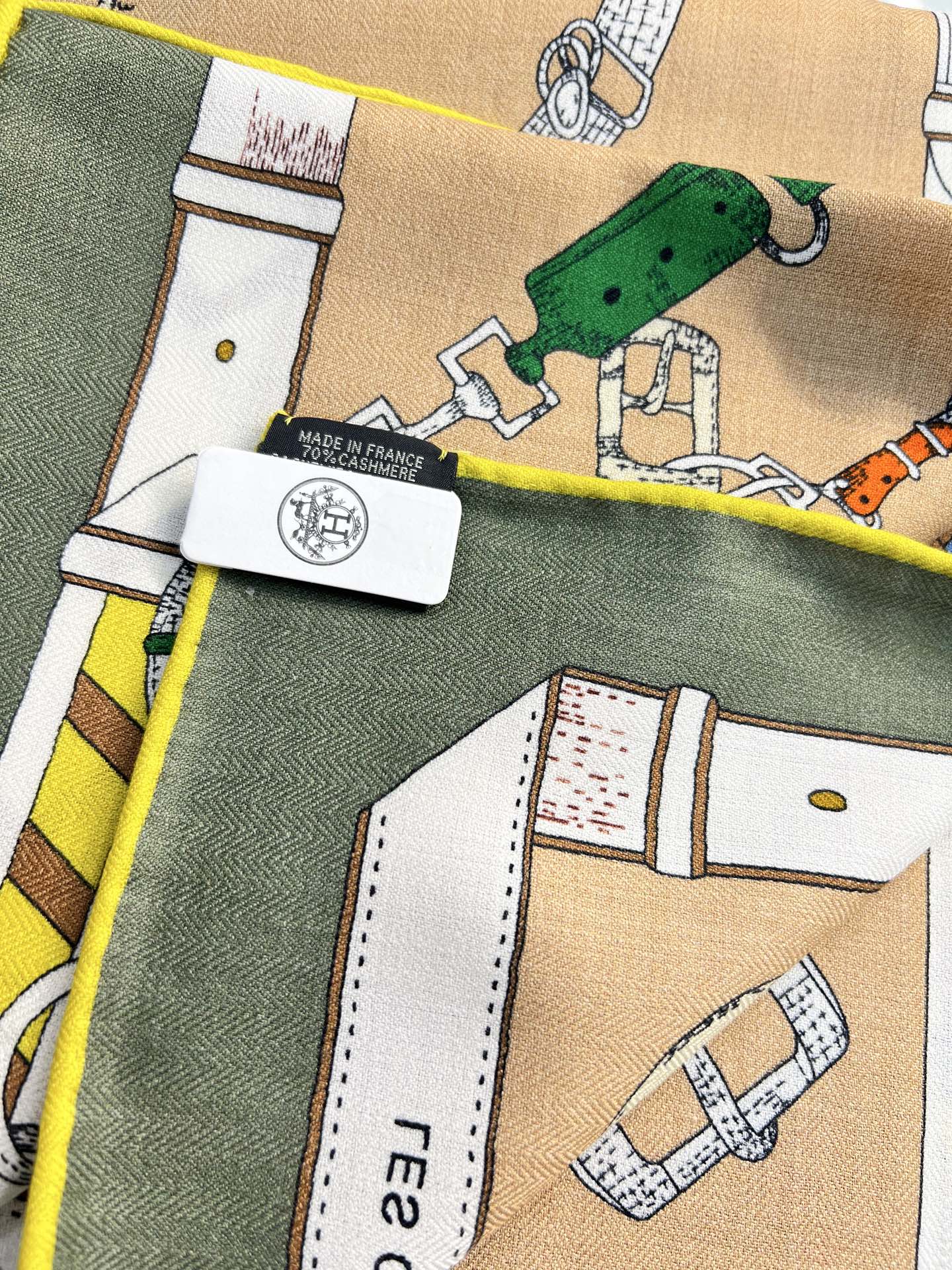 “跃动的马儿”140双面丝毛方巾～Hermes 手工卷边丝毛方巾（30%桑蚕丝70%羊毛）这款爱马仕的经