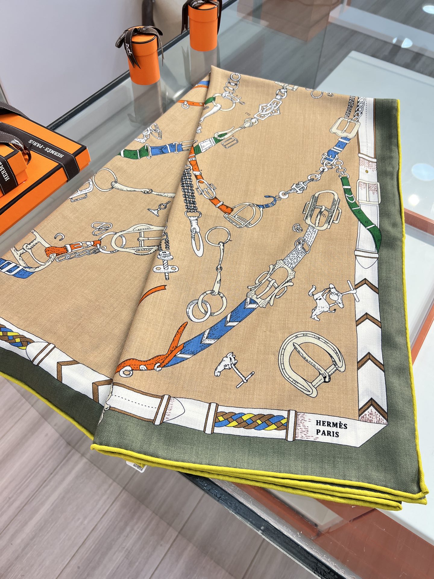 “跃动的马儿”140双面丝毛方巾～Hermes 手工卷边丝毛方巾（30%桑蚕丝70%羊毛）这款爱马仕的经