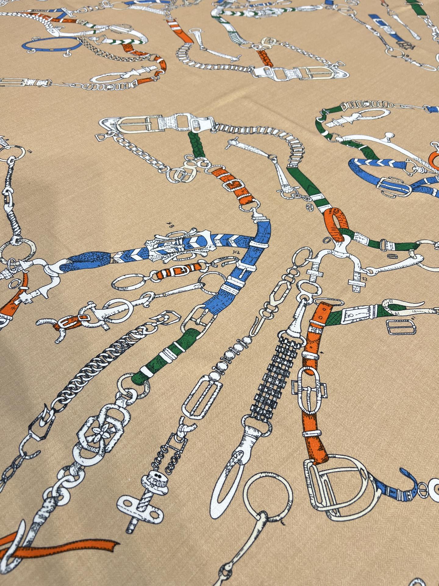 “跃动的马儿”140双面丝毛方巾～Hermes 手工卷边丝毛方巾（30%桑蚕丝70%羊毛）这款爱马仕的经