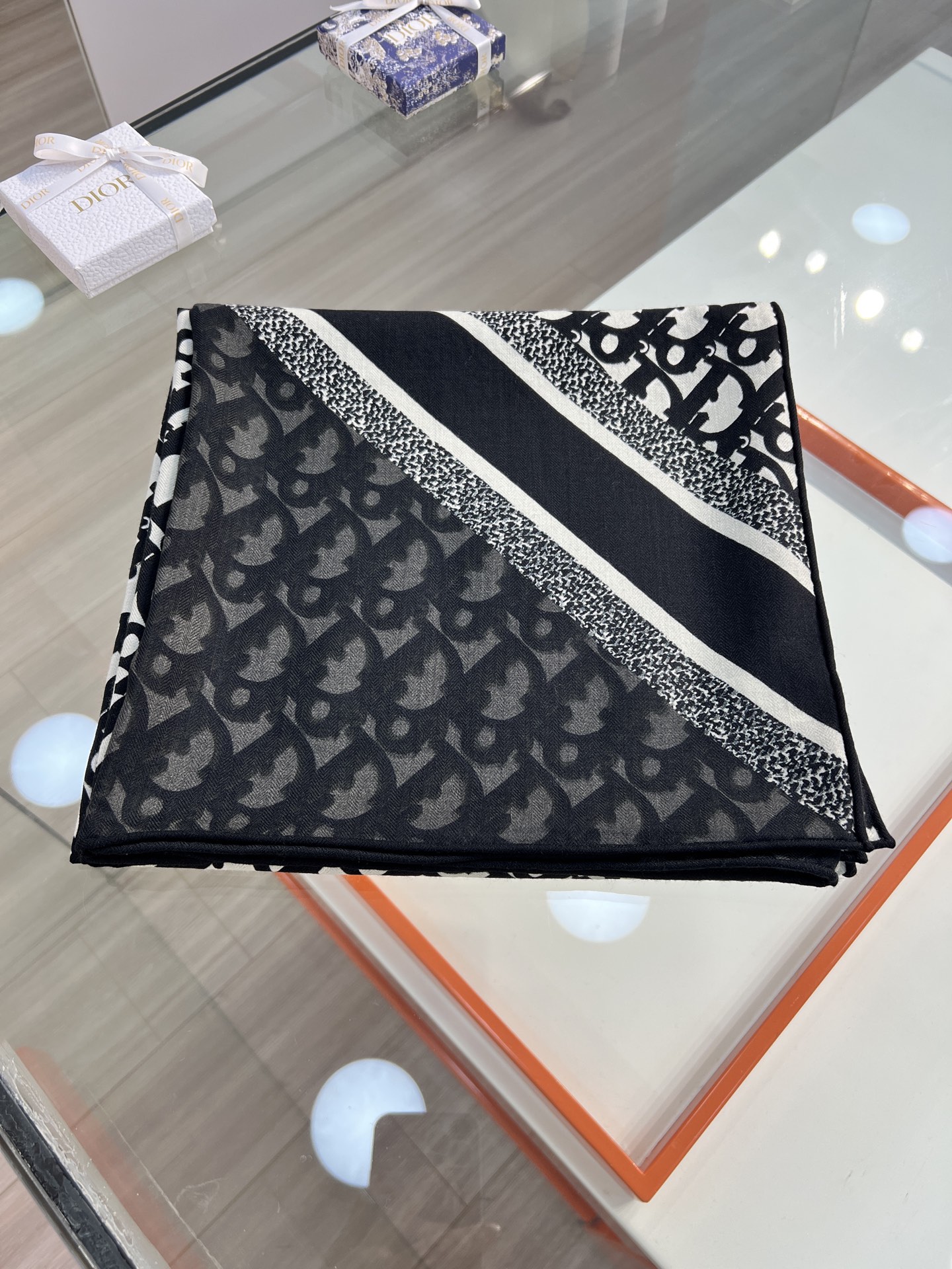 💰Dior 印花方巾【140双面同色丝毛披肩】30%真丝70%羊毛面料 Oblique 印花这款 Dio