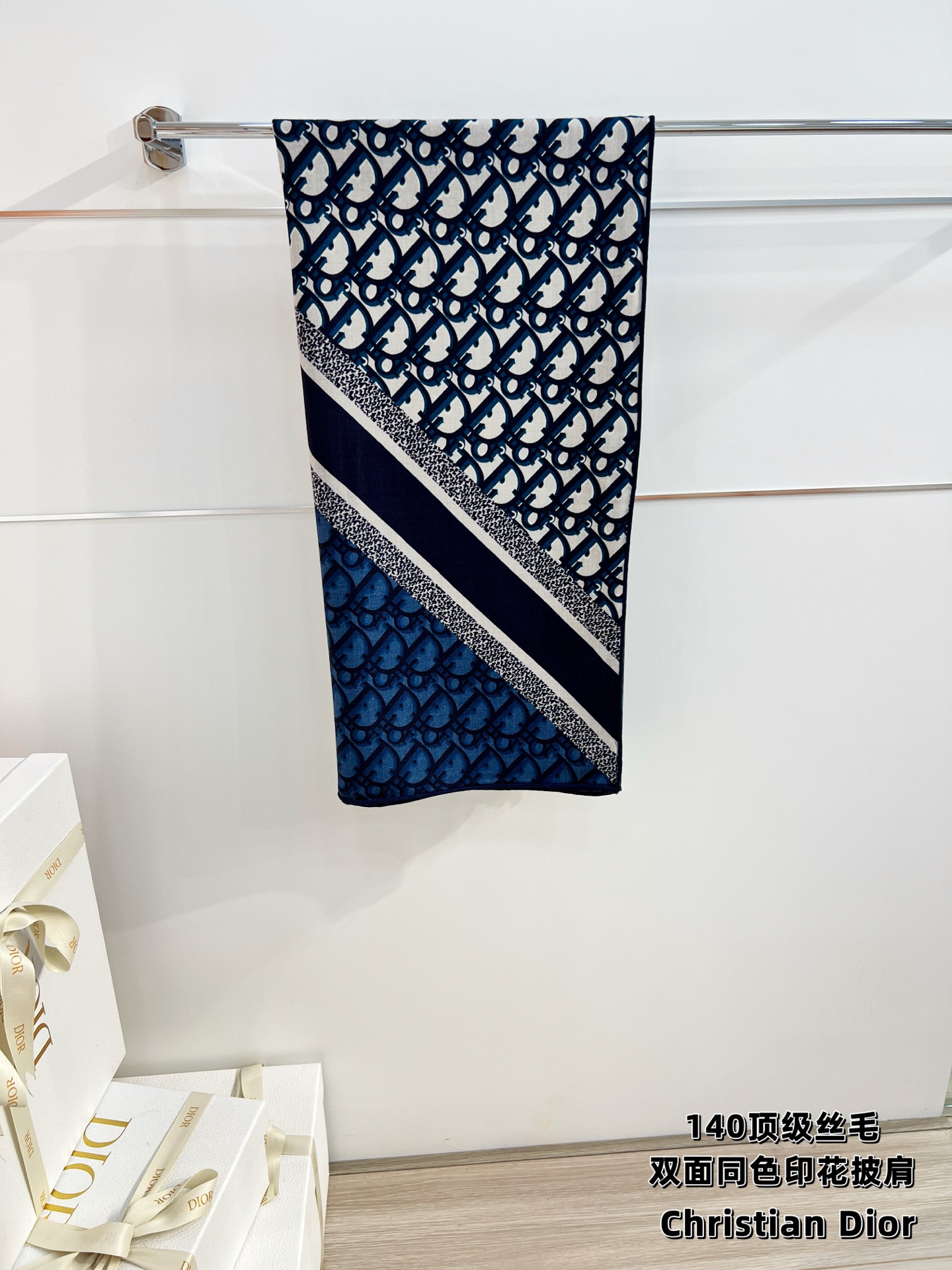 💟Dior 印花方巾【140双面同色丝绒披肩】30%真丝70%羊绒面料 Oblique 印花这款 Dio