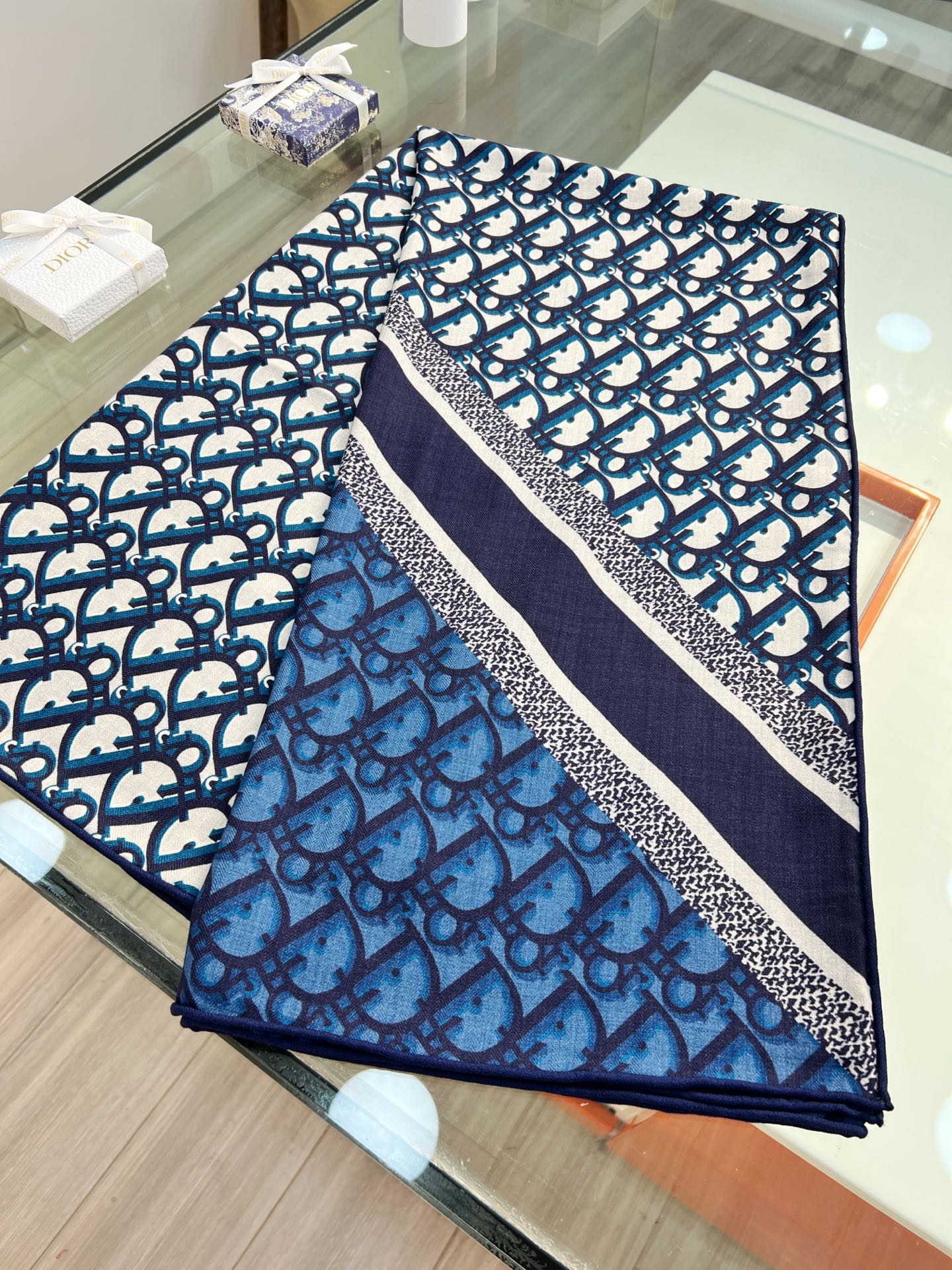 💟Dior 印花方巾【140双面同色丝绒披肩】30%真丝70%羊绒面料 Oblique 印花这款 Dio