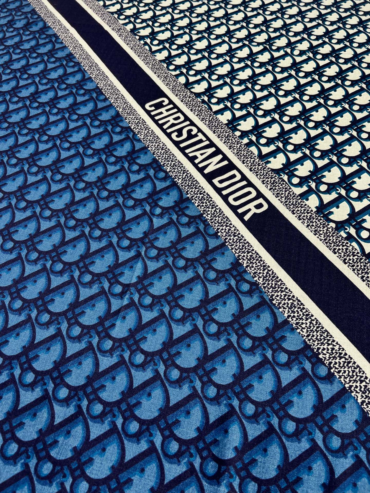 💟Dior 印花方巾【140双面同色丝绒披肩】30%真丝70%羊绒面料 Oblique 印花这款 Dio