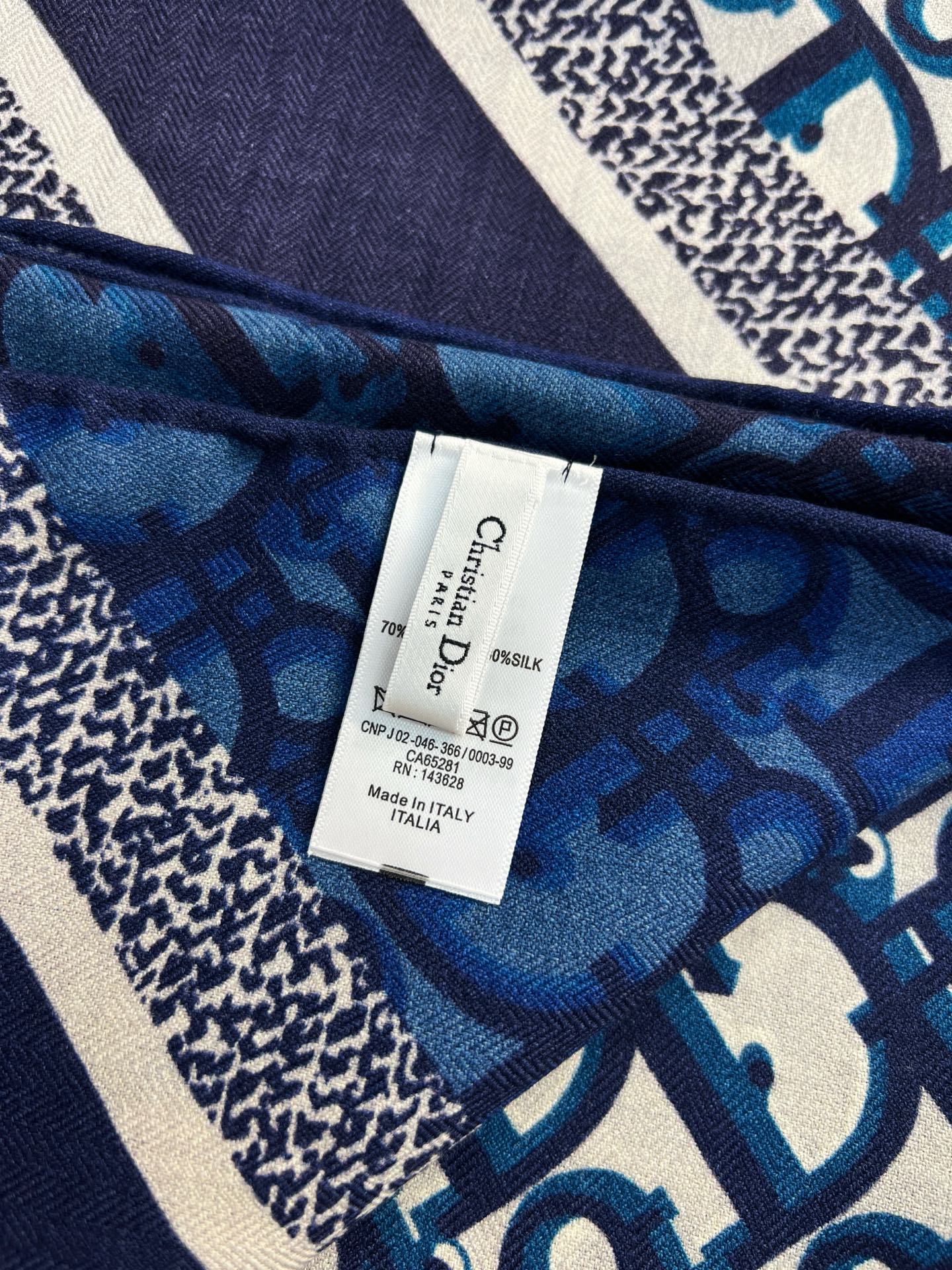 💟Dior 印花方巾【140双面同色丝绒披肩】30%真丝70%羊绒面料 Oblique 印花这款 Dio