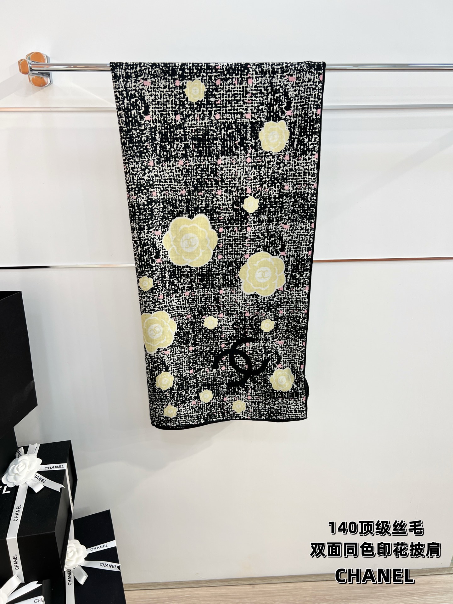 💰Chanel ~25秋冬新品～“花呢纹理与山茶花”【140双面丝毛披肩】手工卷边丝毛方巾（30%桑蚕丝