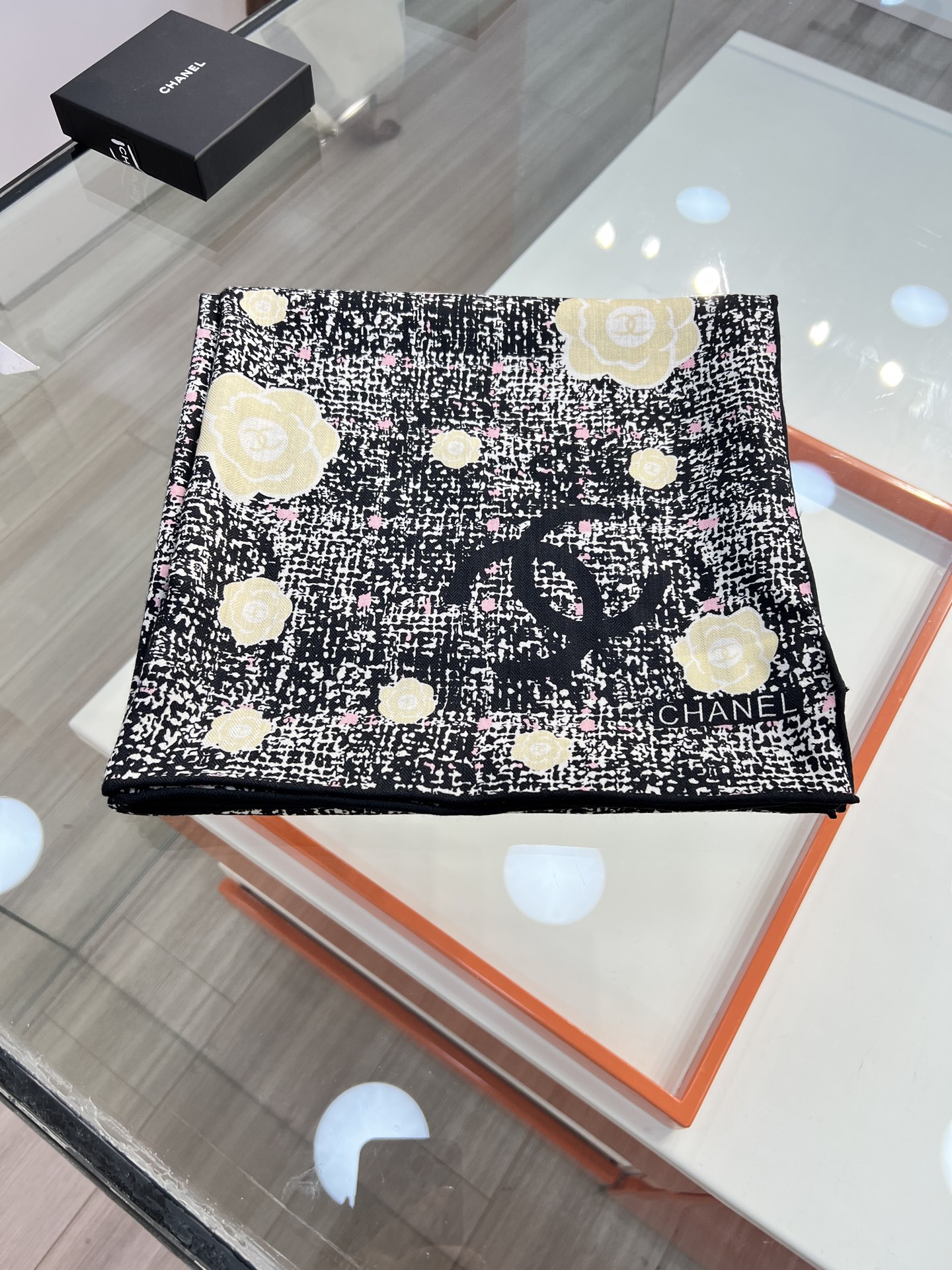 💰Chanel ~25秋冬新品～“花呢纹理与山茶花”【140双面丝毛披肩】手工卷边丝毛方巾（30%桑蚕丝