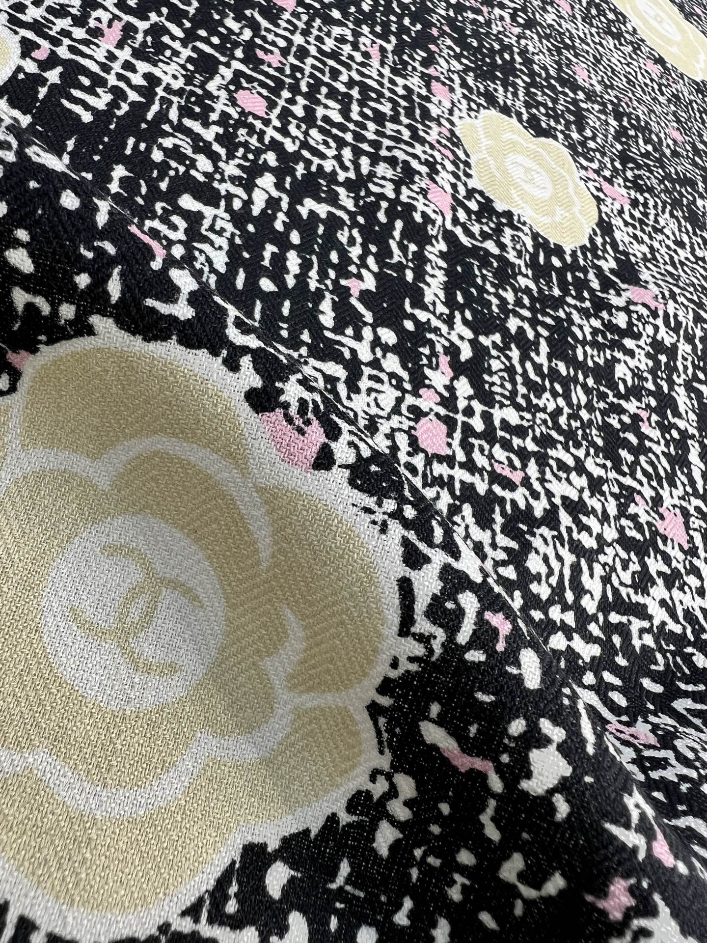 💰Chanel ~25秋冬新品～“花呢纹理与山茶花”【140双面丝毛披肩】手工卷边丝毛方巾（30%桑蚕丝