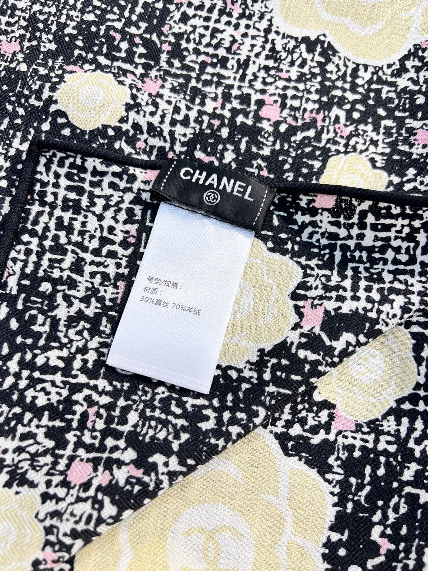 💰Chanel ~25秋冬新品～“花呢纹理与山茶花”【140双面丝毛披肩】手工卷边丝毛方巾（30%桑蚕丝