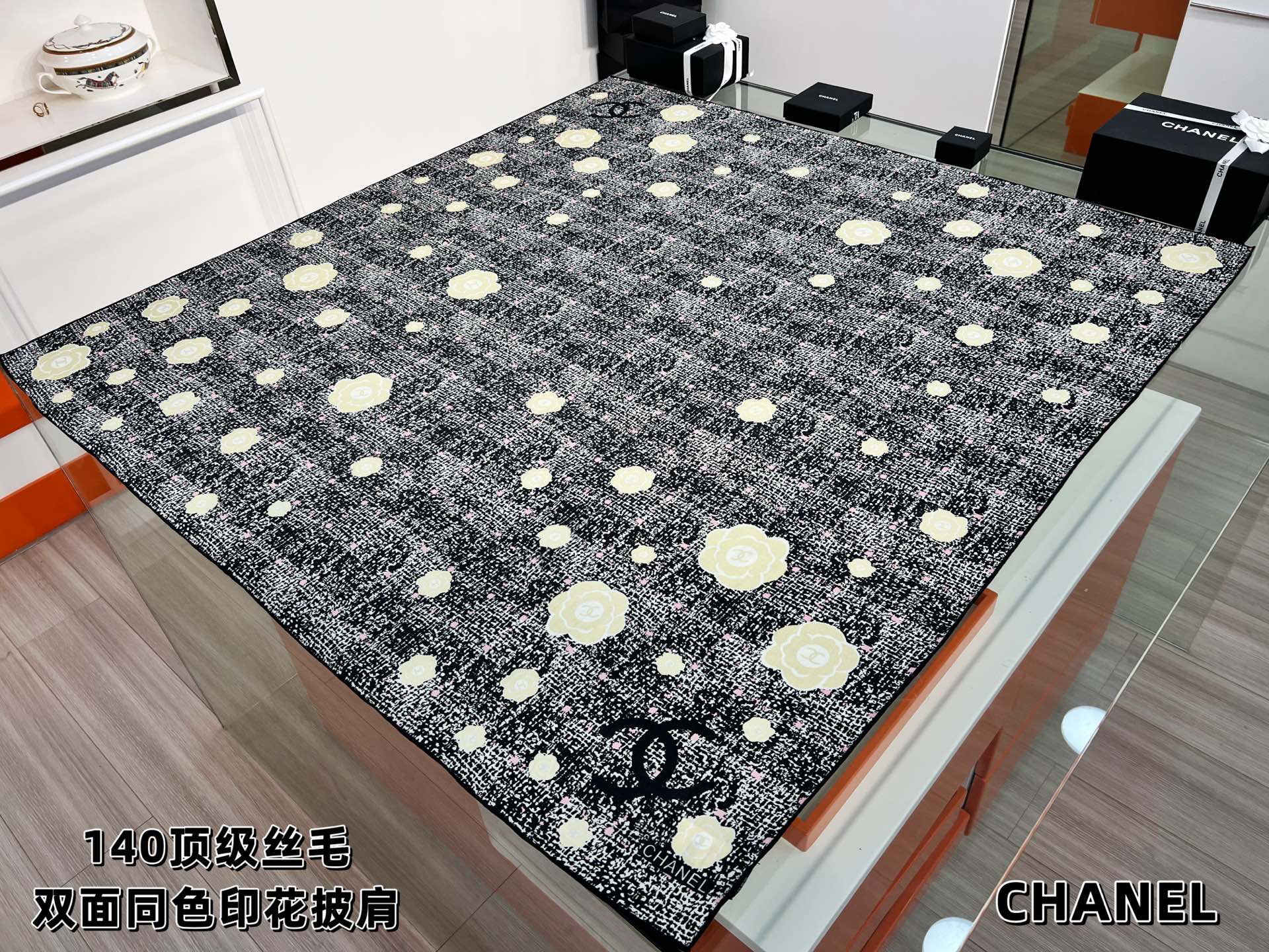 💰Chanel ~25秋冬新品～“花呢纹理与山茶花”【140双面丝毛披肩】手工卷边丝毛方巾（30%桑蚕丝