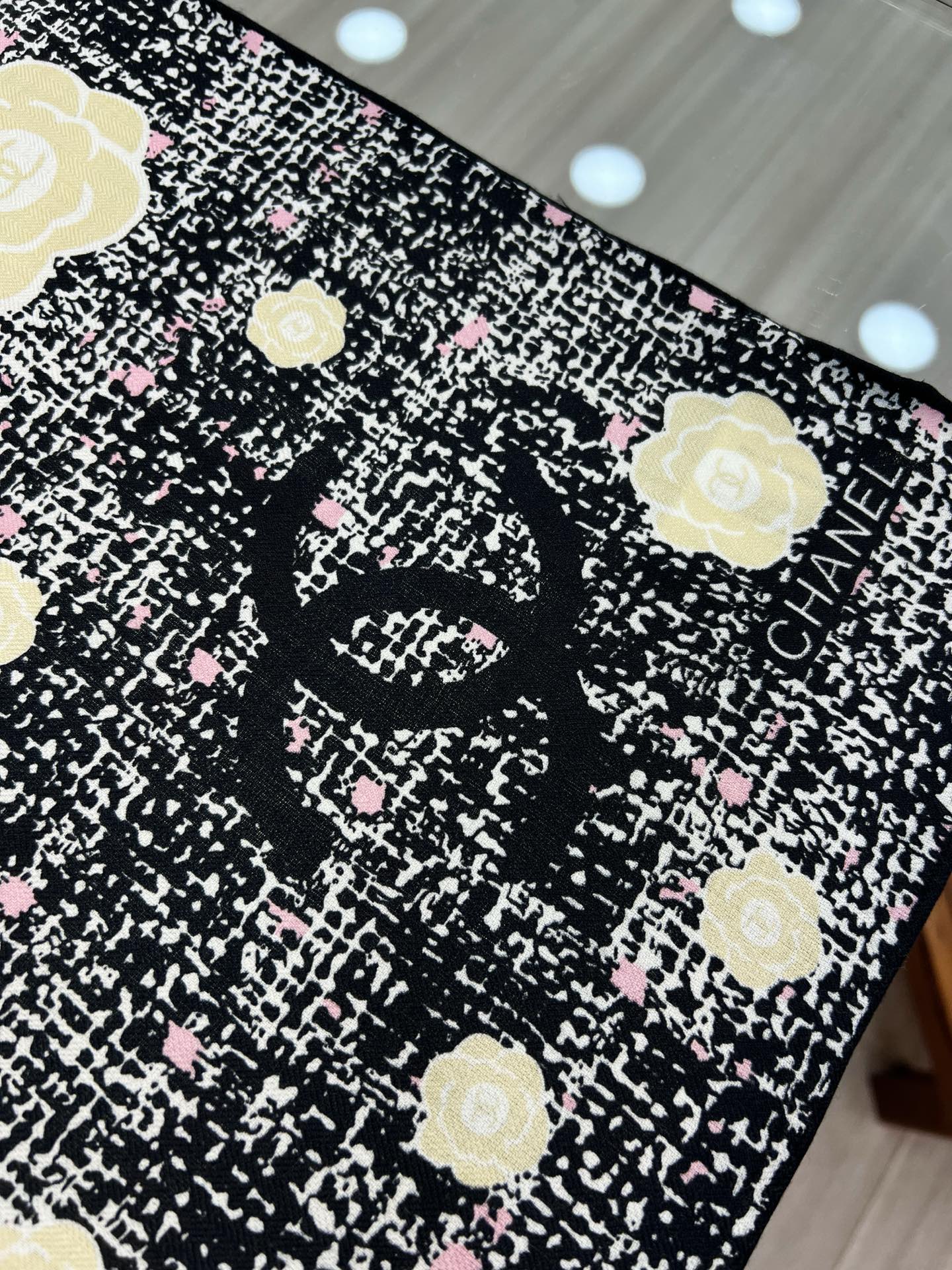 💰Chanel ~25秋冬新品～“花呢纹理与山茶花”【140双面丝毛披肩】手工卷边丝毛方巾（30%桑蚕丝