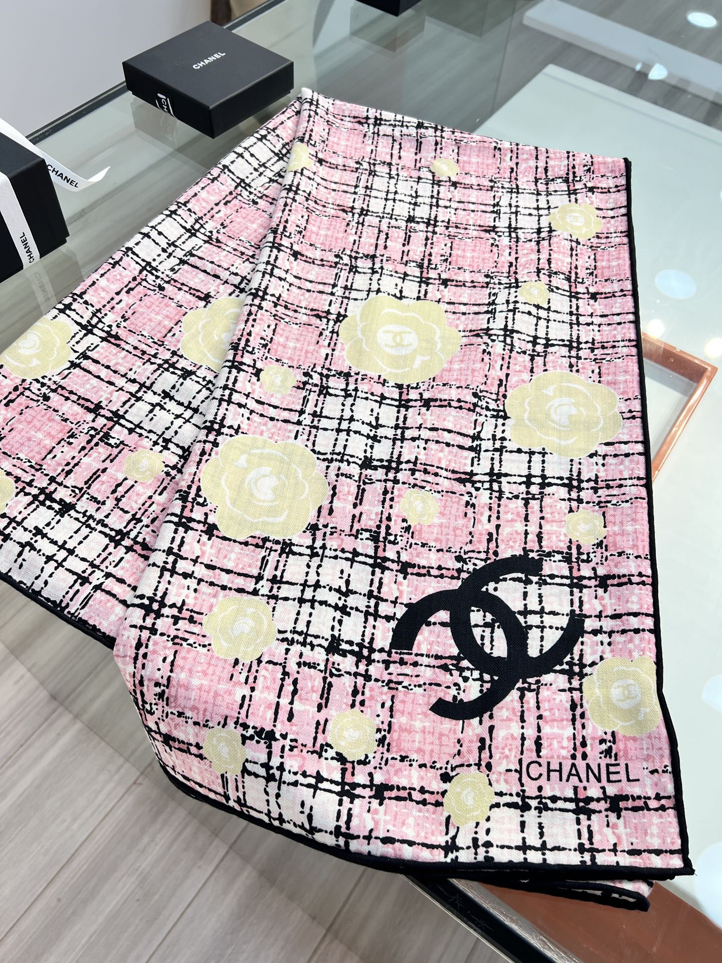 💰Chanel ~25秋冬新品～“花呢纹理与山茶花”【140双面丝毛披肩】手工卷边丝毛方巾（30%桑蚕丝