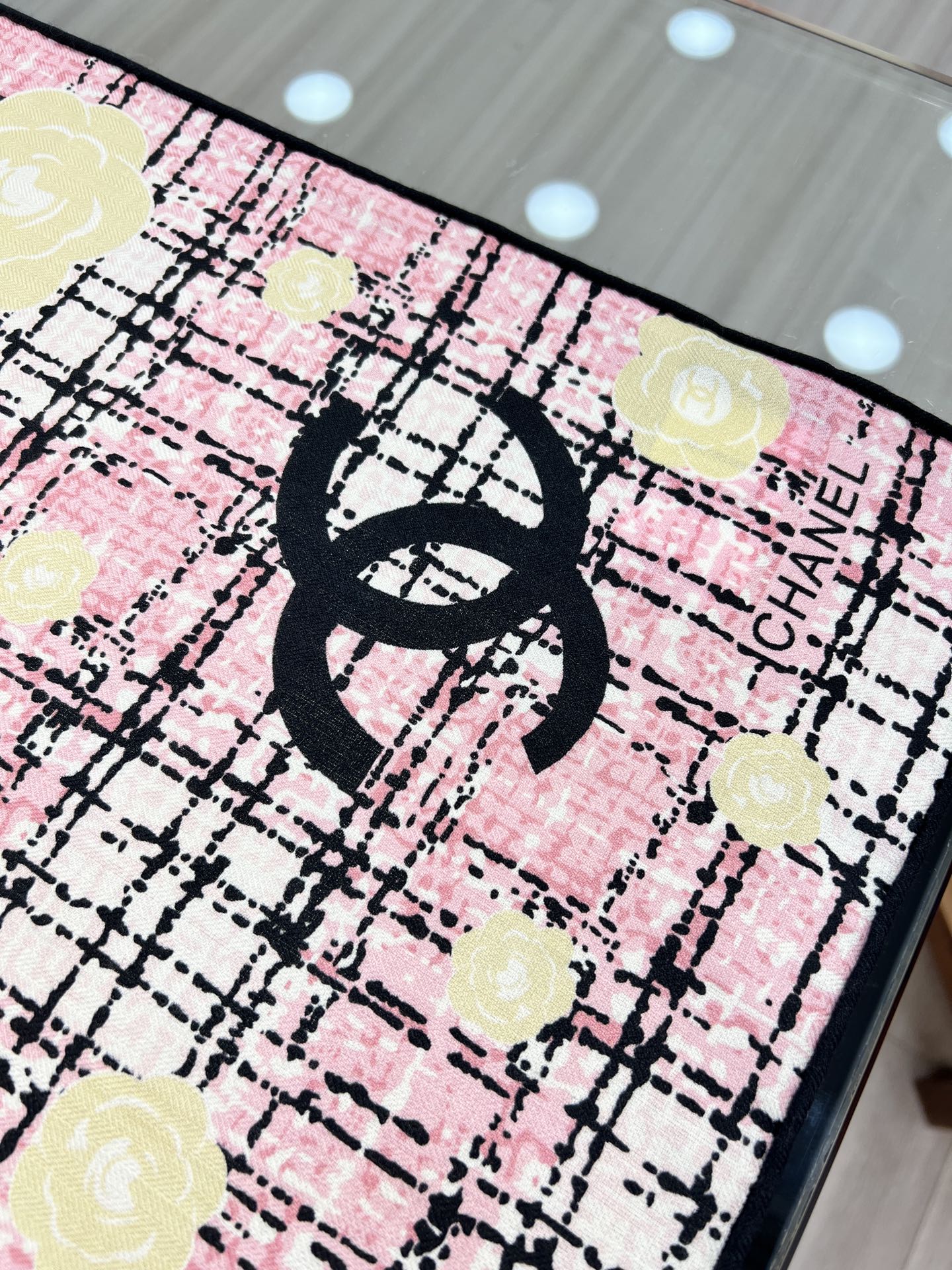 💰Chanel ~25秋冬新品～“花呢纹理与山茶花”【140双面丝毛披肩】手工卷边丝毛方巾（30%桑蚕丝