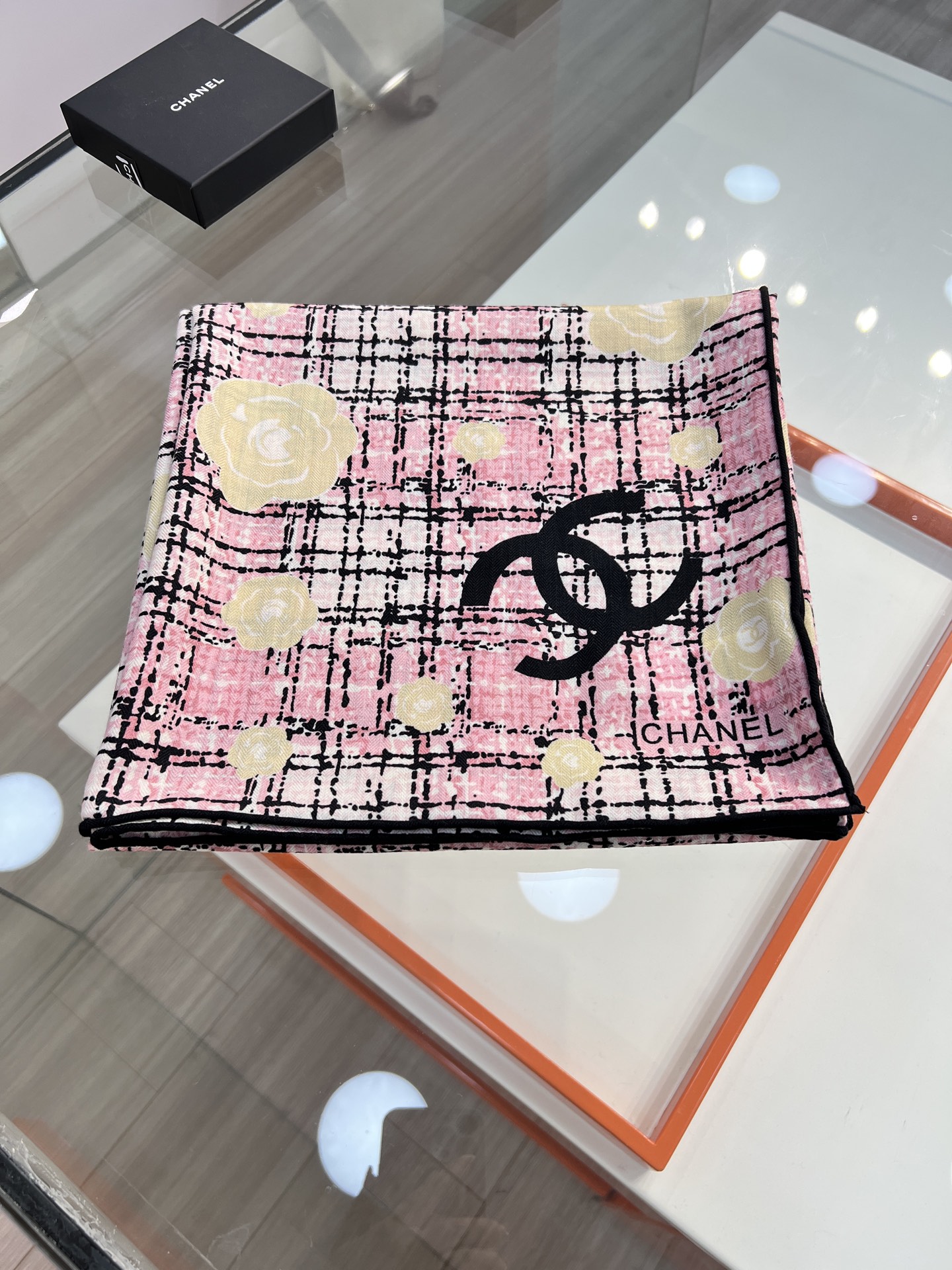 💰Chanel ~25秋冬新品～“花呢纹理与山茶花”【140双面丝毛披肩】手工卷边丝毛方巾（30%桑蚕丝